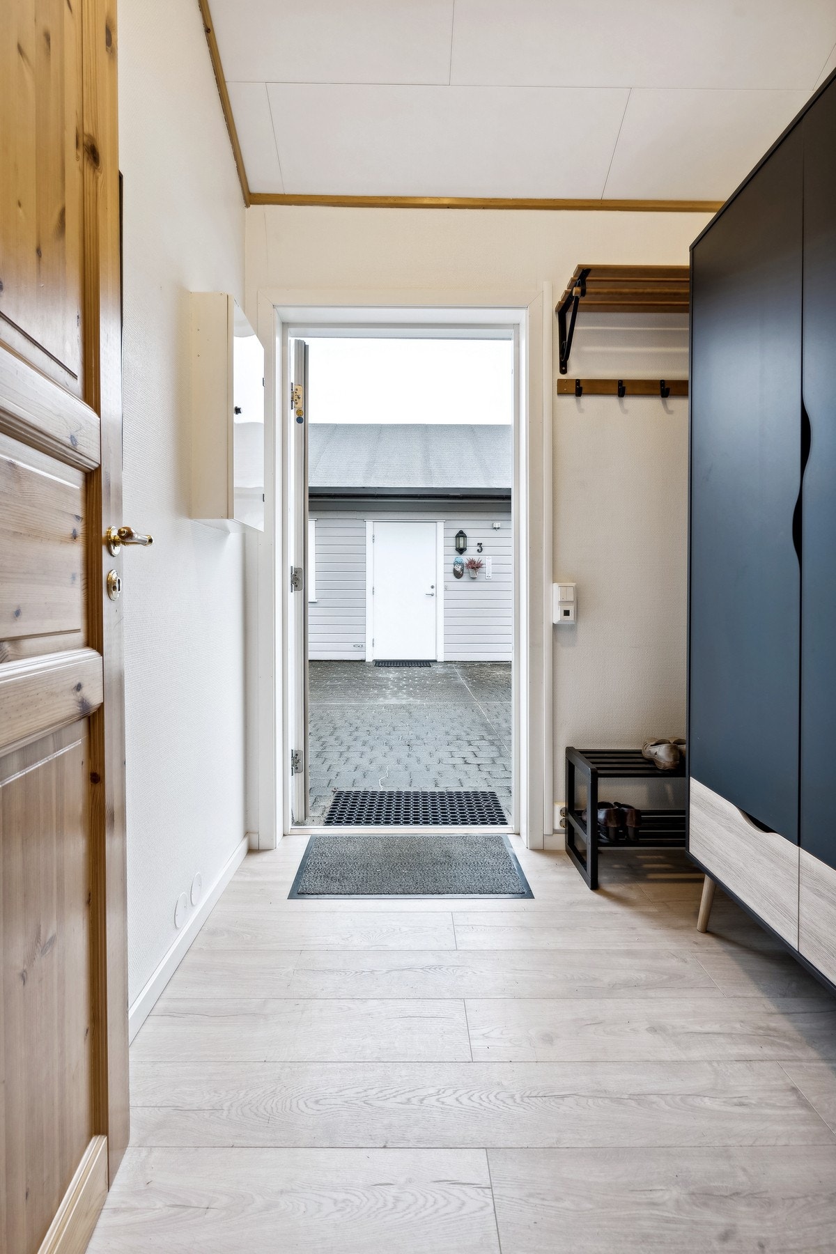 Velkommen inn! BRA-i på denne leiligheten er 82 m², og inneholder yttergang, gang, to soverom, bad/vaskerom, kjøkken, stue og bod Galleribilde