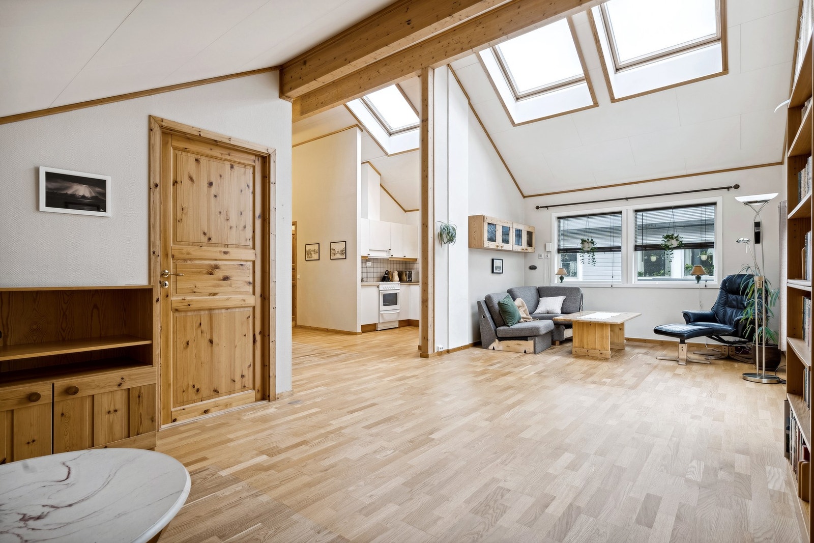 Takvinduene skaper en luftig og åpen følelse, og gir godt med lys Galleribilde