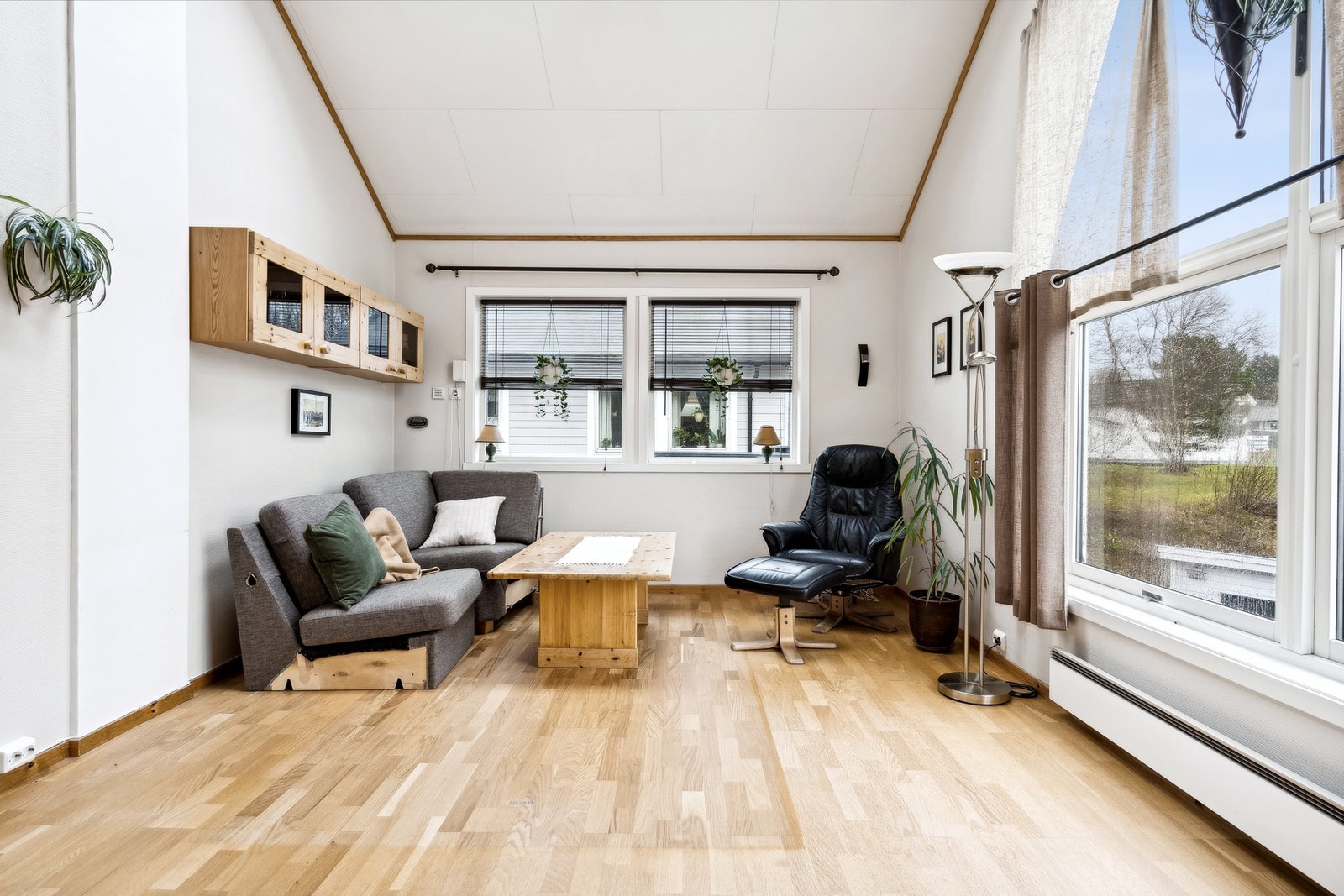 Gode møbleringsmuligheter med forskjellige soner i stua Galleribilde