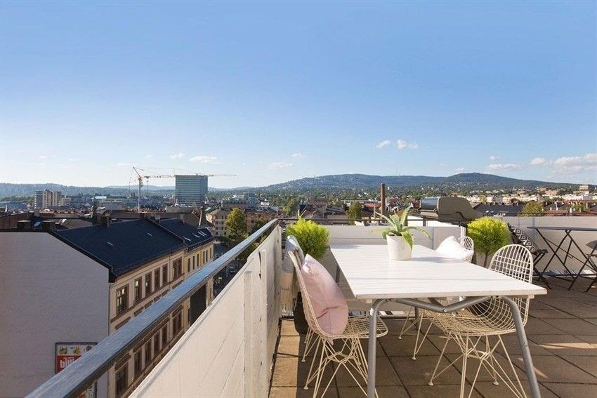 Tilgang til stor og pent opparbeidet takterrasse med sol fra morgen til kveld Galleribilde