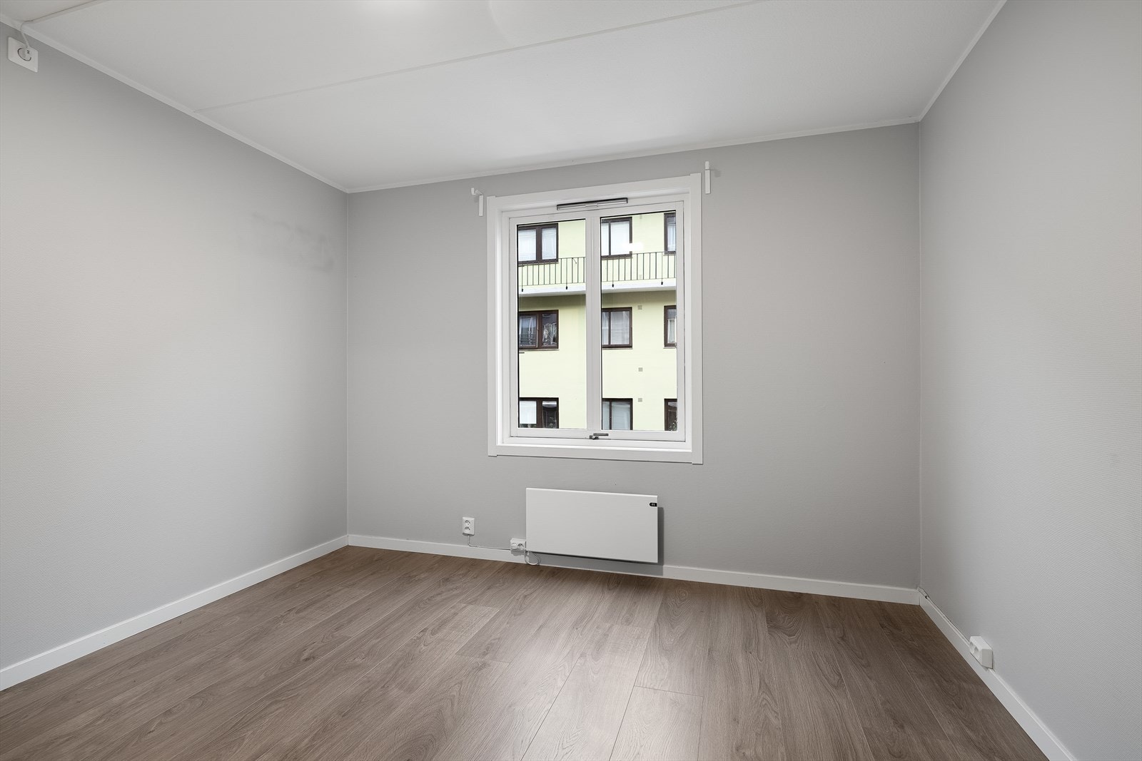 Romslig soverom med mulighet for oppbevaring, samt tilhørende møblement Galleribilde