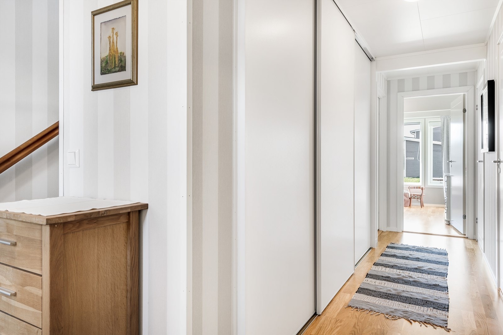 Medfølgende skyvedørsgarderobe med hyller og heng. Galleribilde