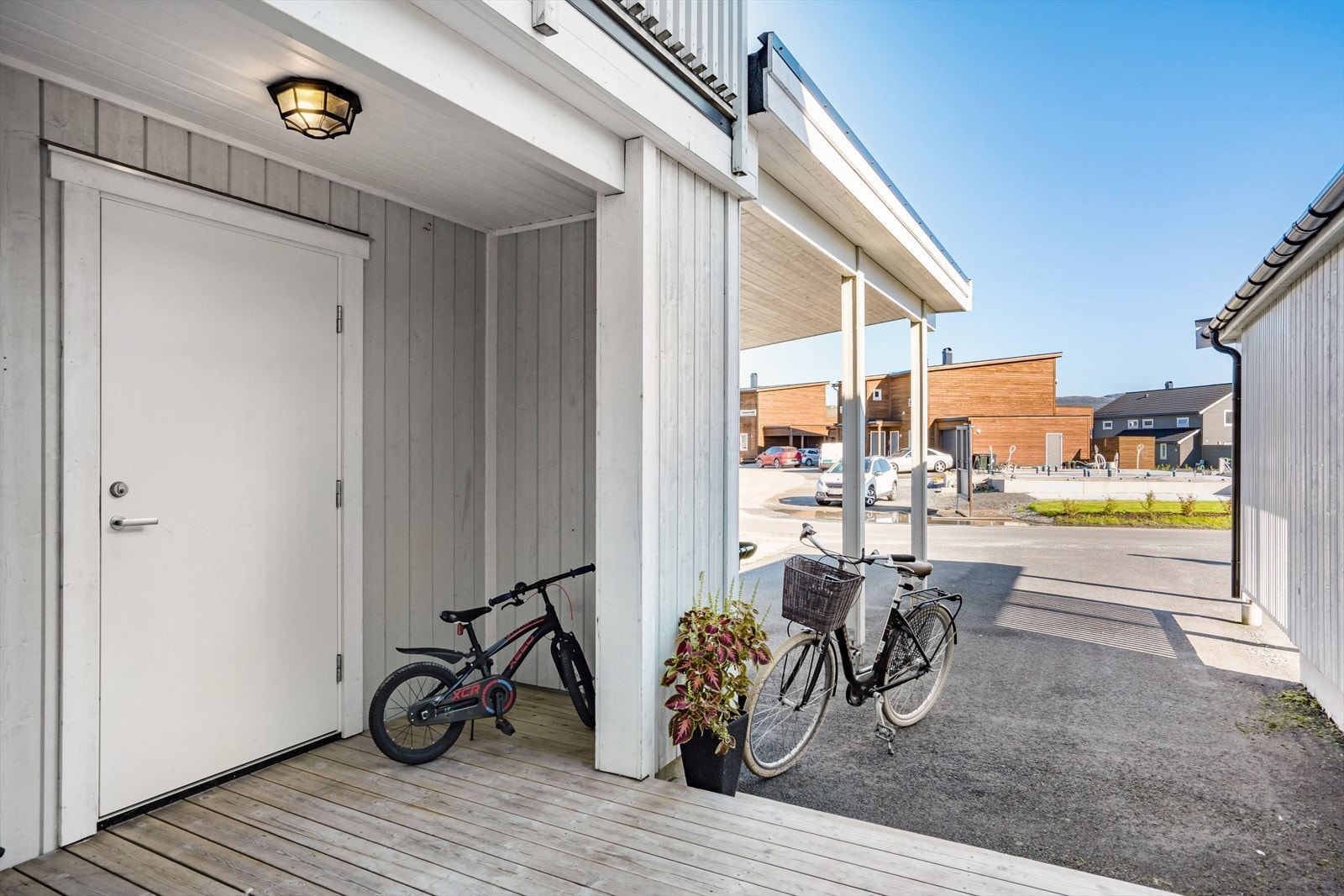 Utebod ved inngangsparti + en liten bod innvendig under trapp for oppbevaring. Galleribilde