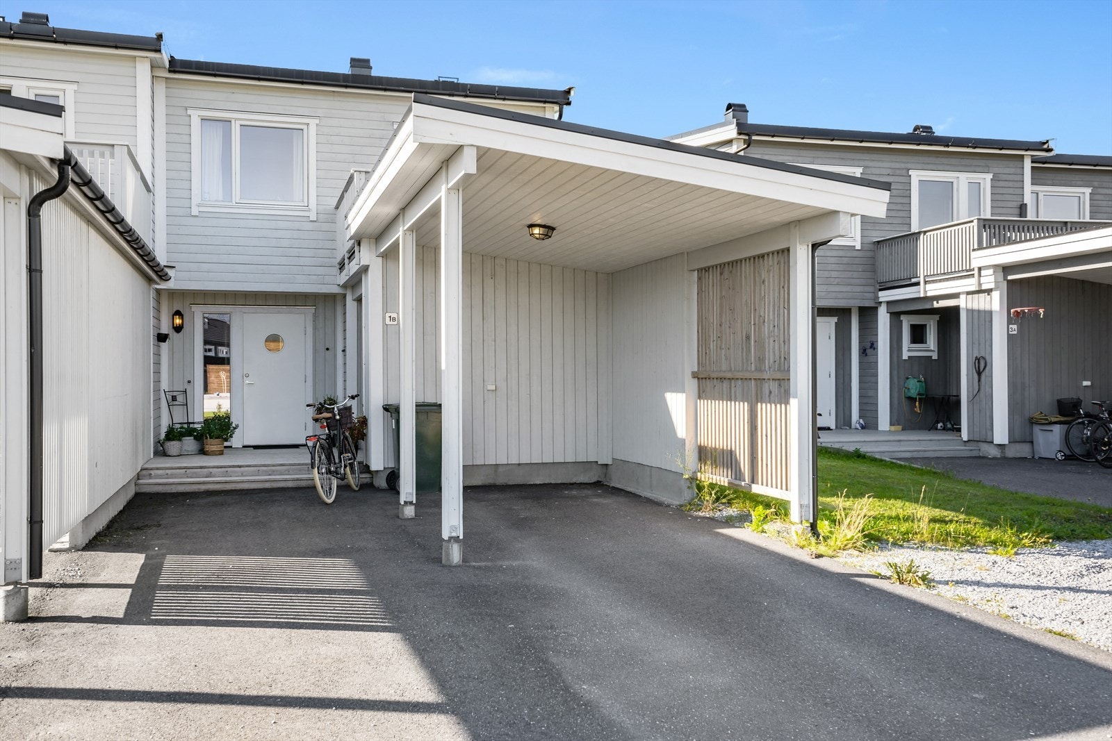 Inngangspartiet er fint opparbeidet med asfalt både på gangvei og i carport. Galleribilde