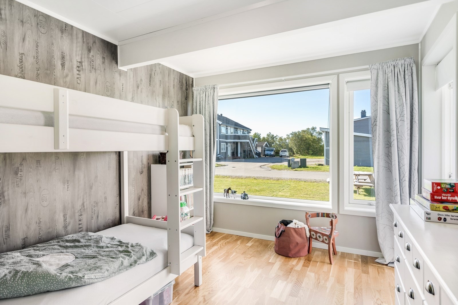 Dette soverommet har utgang til egen platting mot nordvest. Galleribilde