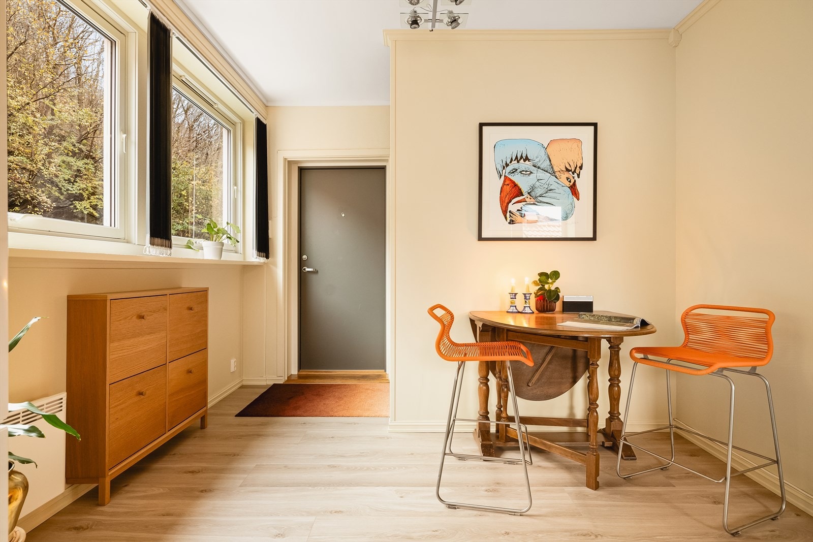 Ved kjøkkenet er det plass til egen sittegruppe. Galleribilde