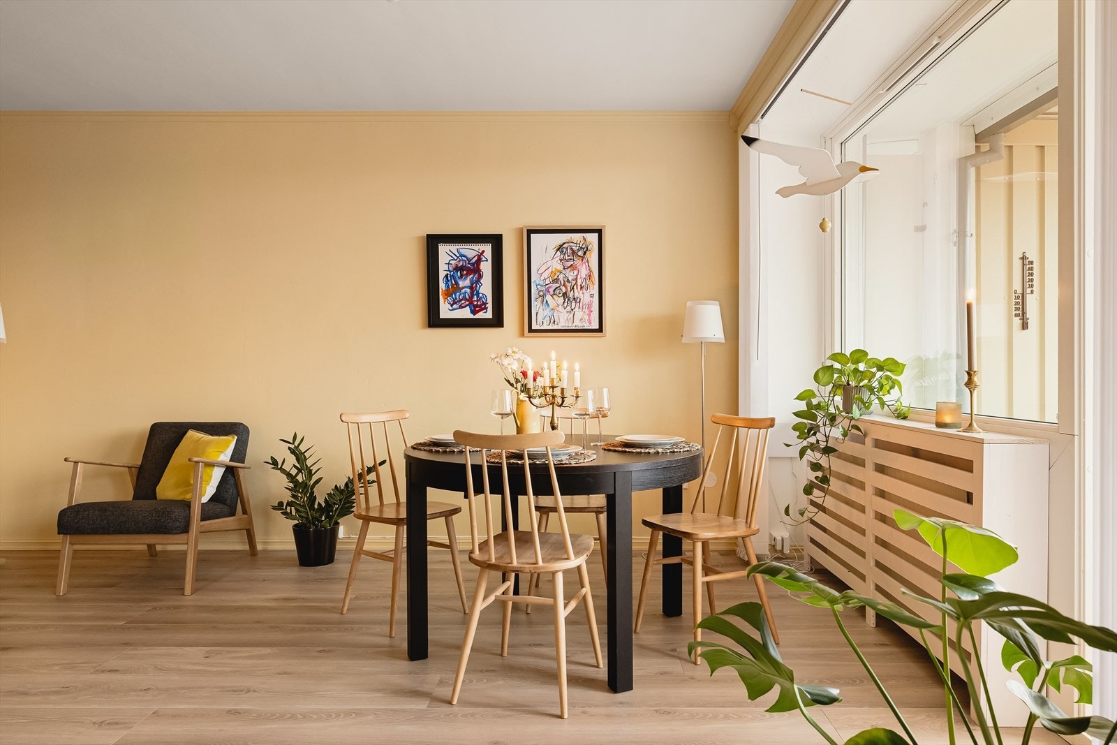 Plassering som endeleilighet gir godt med naturlig lysinnslipp fra flere sider. Galleribilde