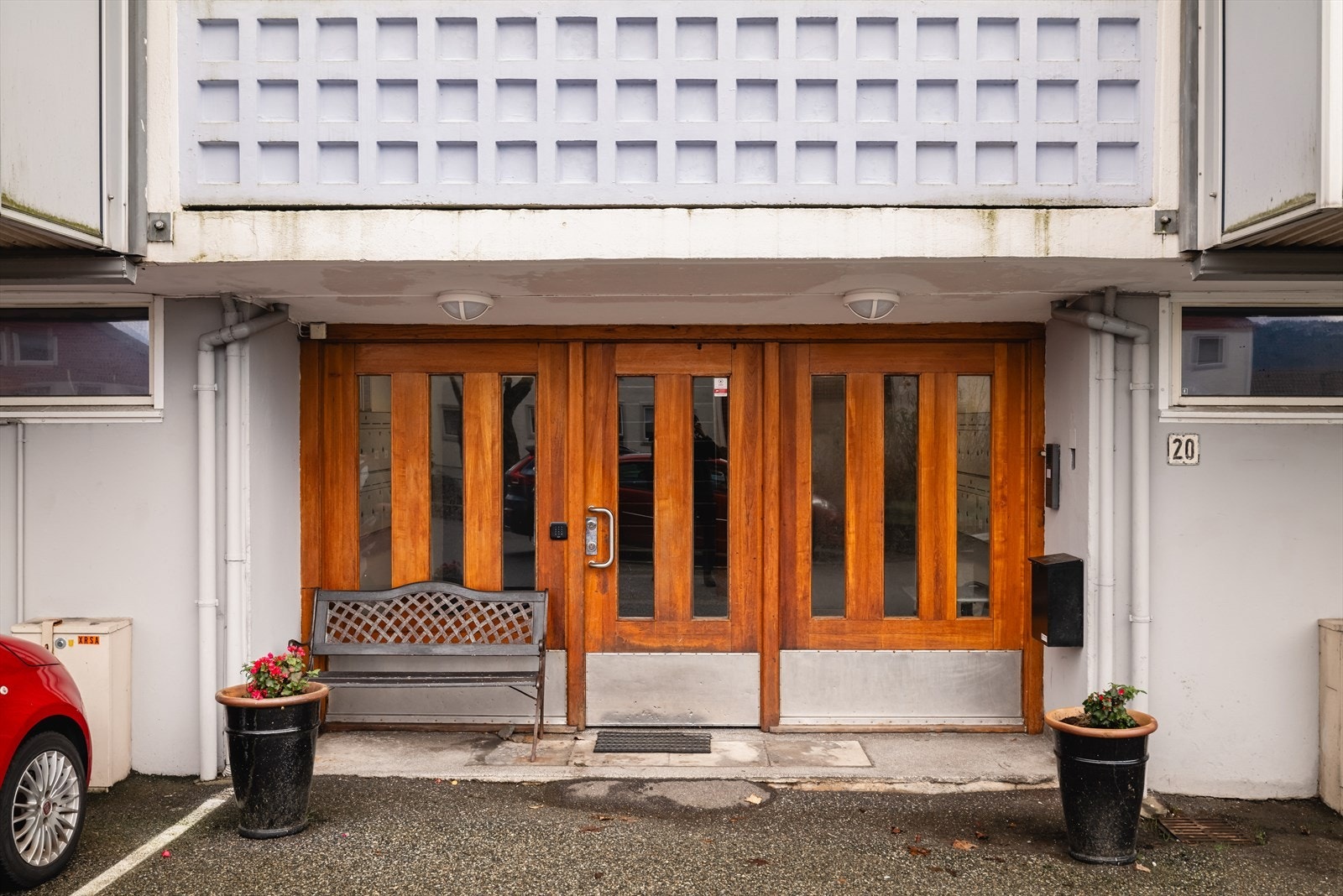 Adkomst til leiligheten via heis/trappeoppgang. Utvendige svalganger i hver etasje. Galleribilde