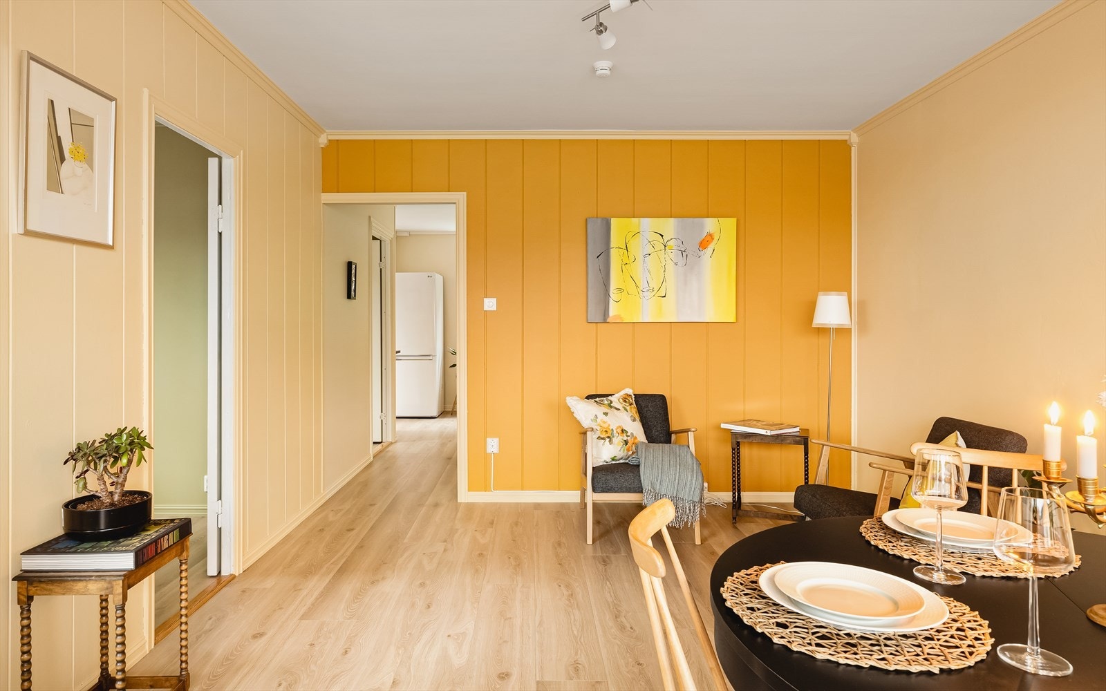 Oppvarming med radiator tilkoblet varmesentral kombinert med elektrisk oppvarming. Galleribilde