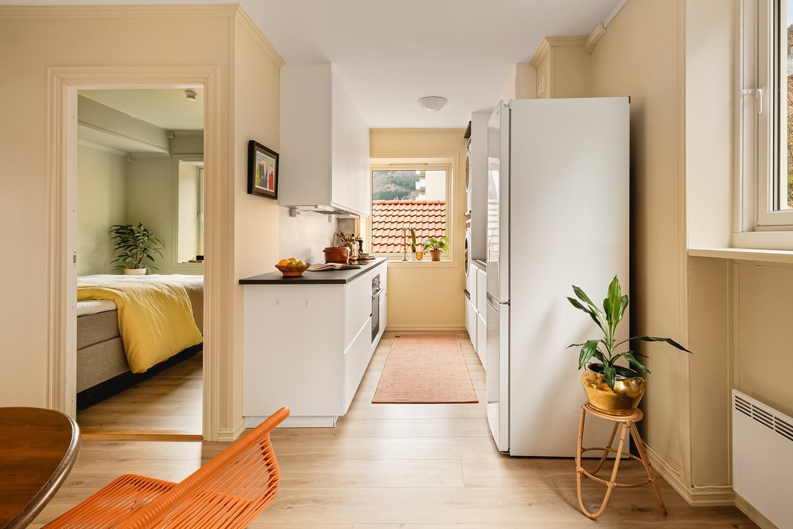 Nyere kjøkkeninnredning fra 2019 med glatte fronter. Galleribilde