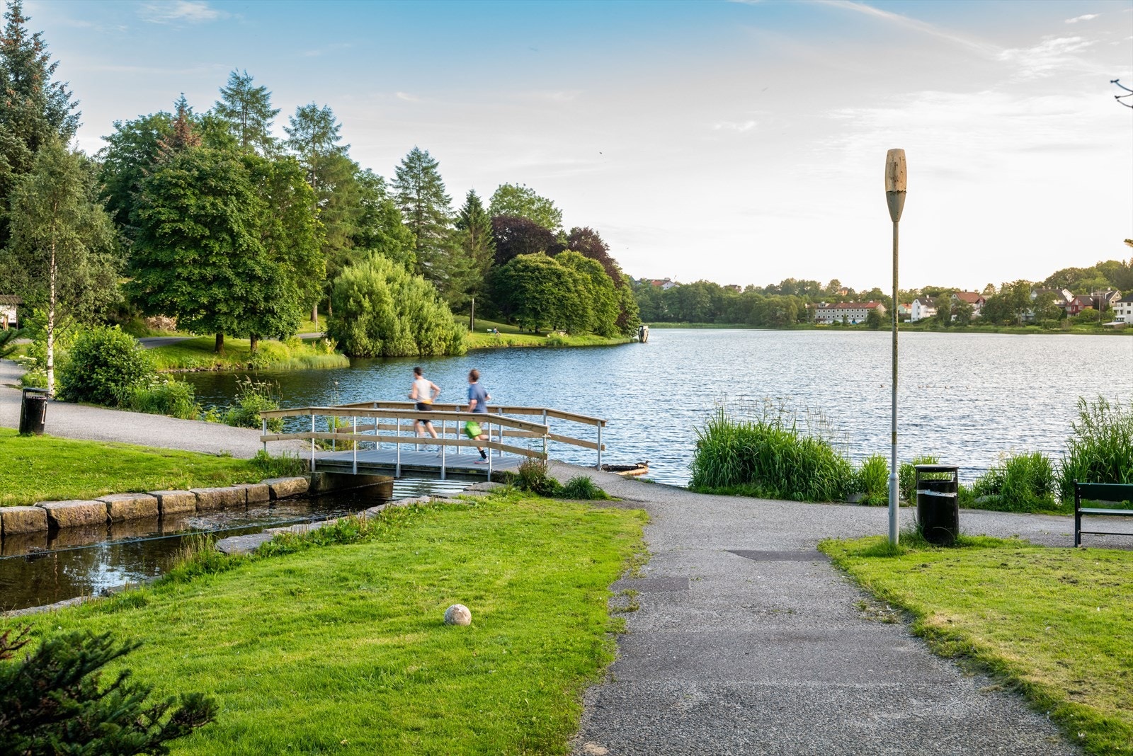Ellers har nærområdet fantastiske tur- og friluftsområder som Tveitevannet, Leaparken, Storetveitmarken og andre "bortgjemte" turstier og grøntområder. Galleribilde