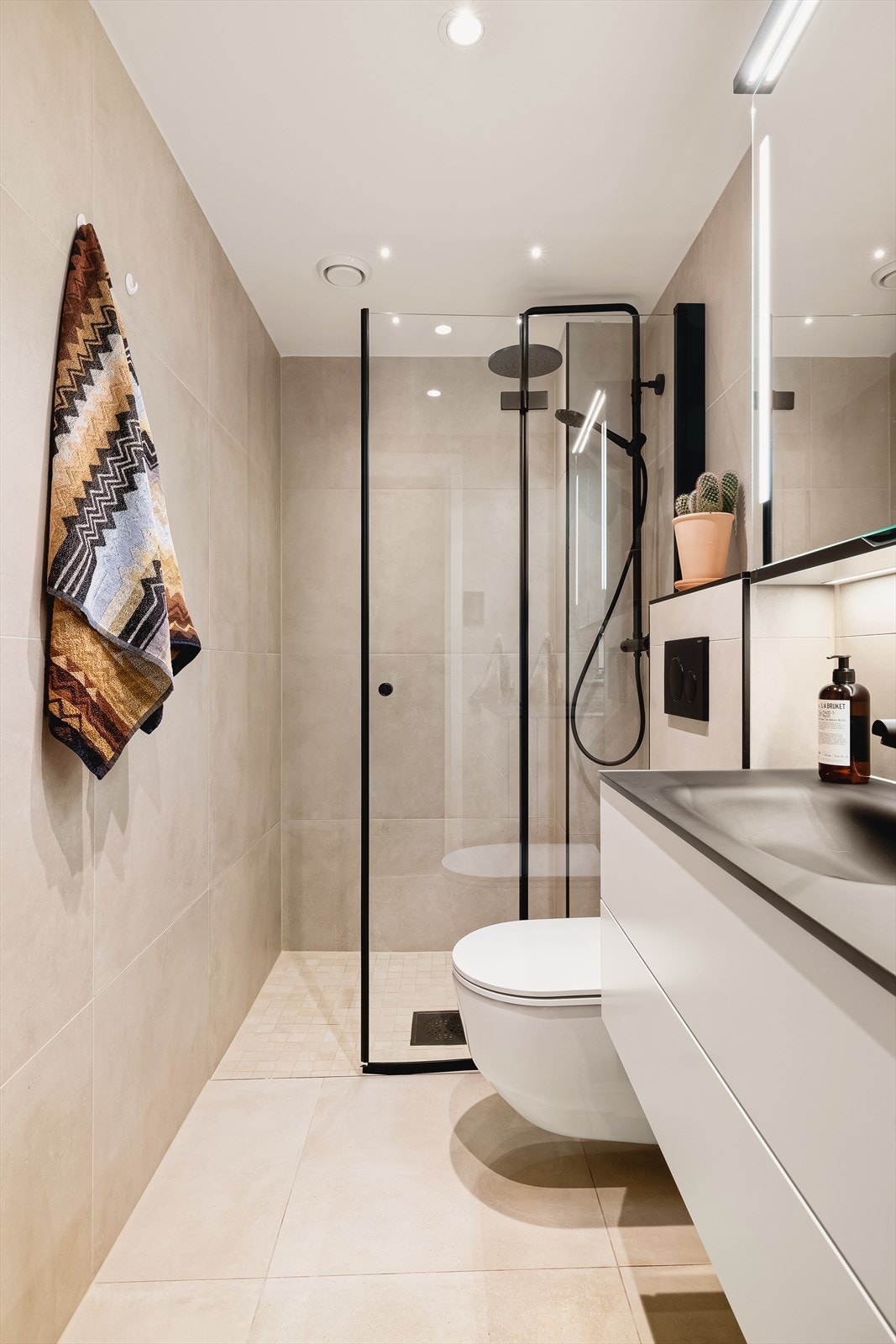 Lekkert bad fra 2022 med gulvvarme. Galleribilde