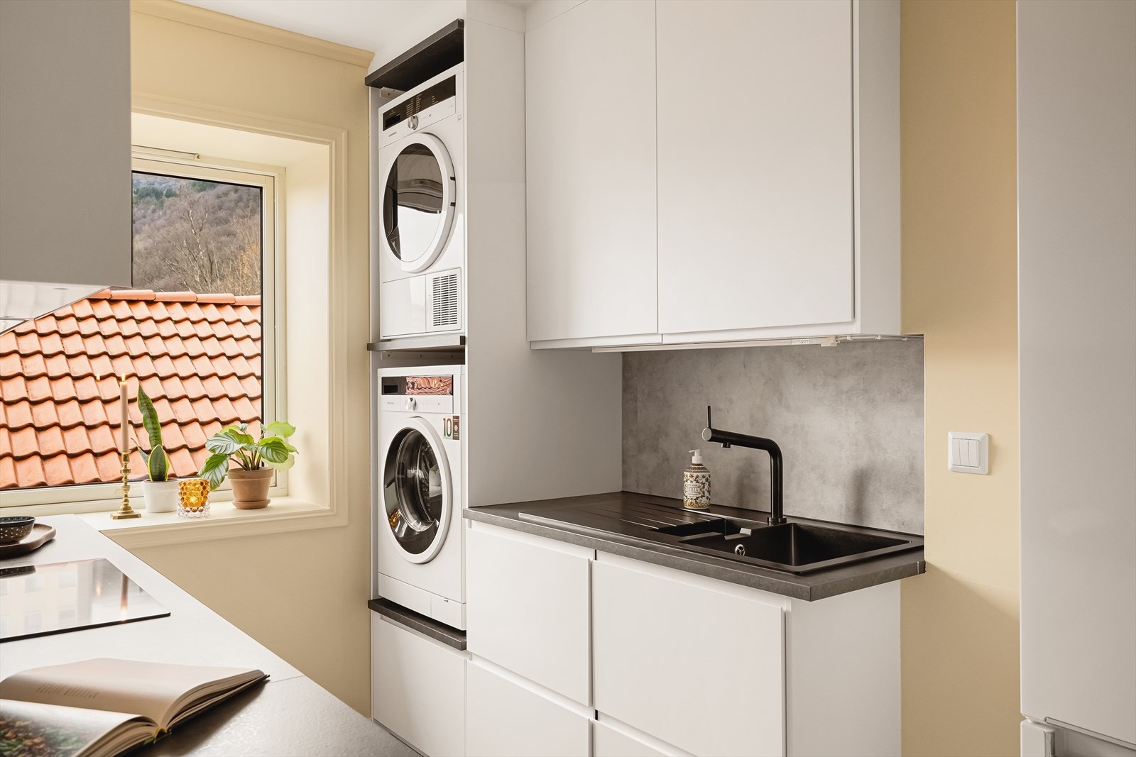 Her er integrert stekeovn, platetopp og oppvaskmaskin. Ellers er det frittstående kjøleskap med fryser. Vaskemaskin og tørketrommel er plassert i egen skapinnredning. Galleribilde