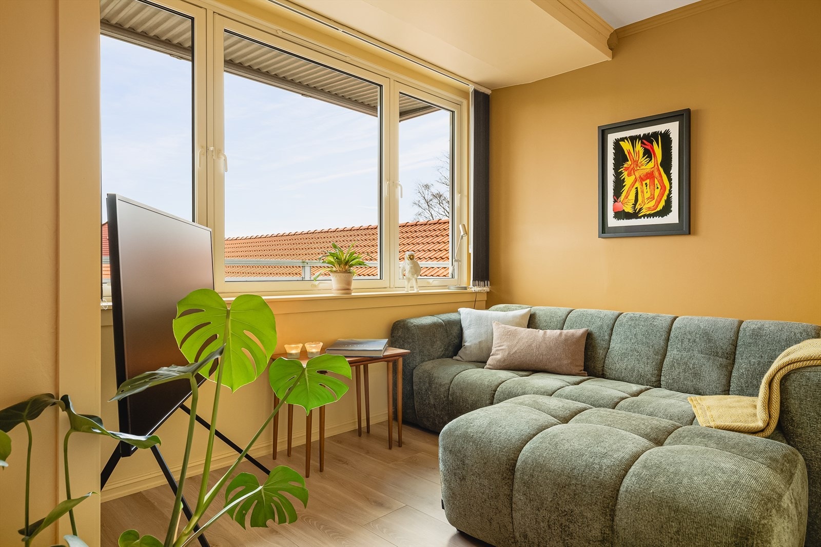 Leiligheten er beliggende i 2. etasje og inneholder gang, bad, kjøkken, stue/spisestue og 2 soverom. Galleribilde