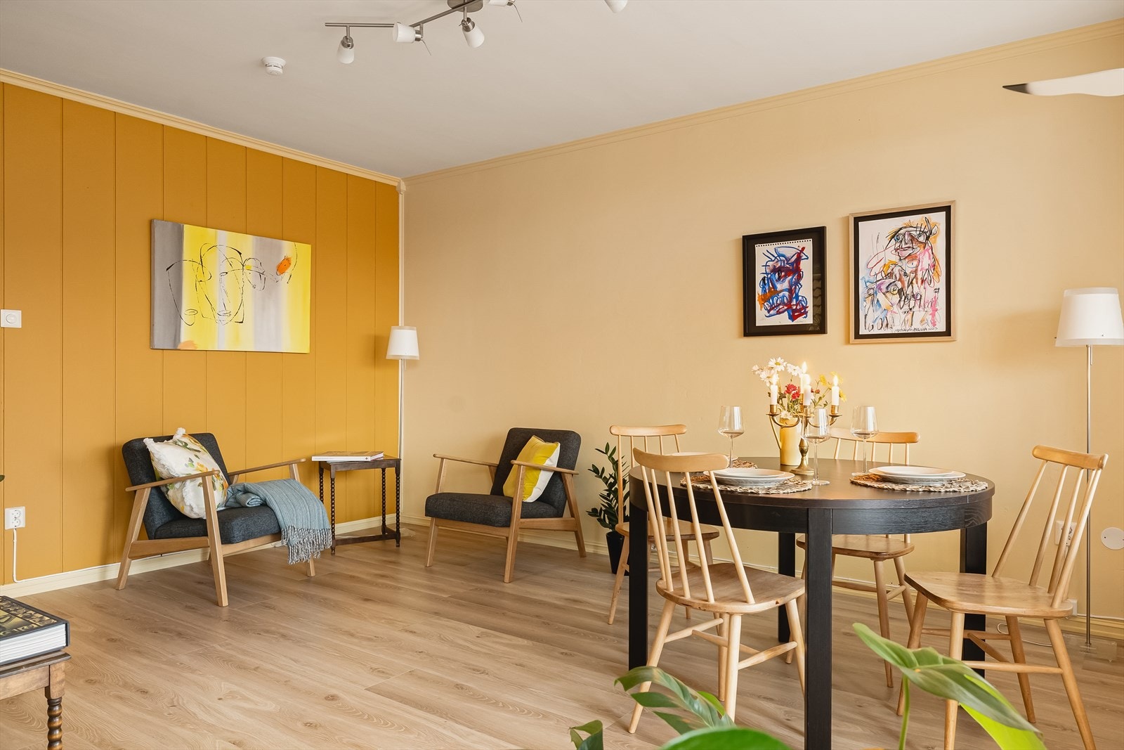 Gulvflater er belagt med laminat - vegg & himlingsflater i malte flater og malt panel. Galleribilde