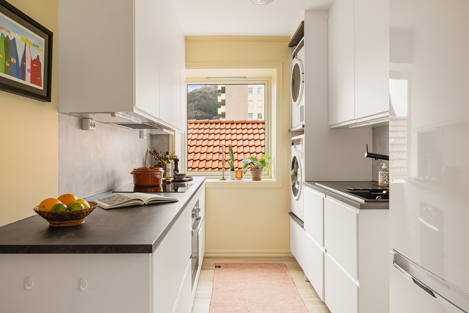 Nyere kjøkkeninnredning fra 2019 med glatte fronter. Galleribilde