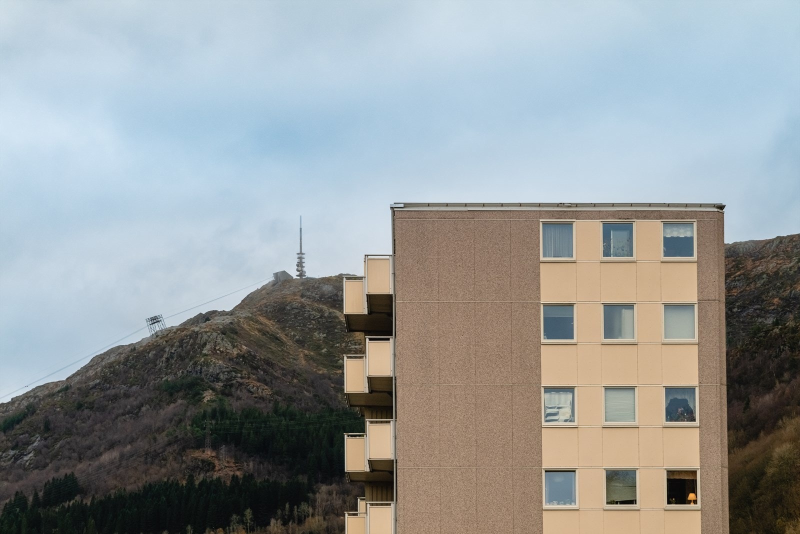Strimmelen Borettslag består av til sammen 337 leiligheter fordelt på 3 høyblokker + flere lavblokker/bolighus. Laget har felles vaskeri, tørkerom og bod for oppbevaring av sykler, barnevogner etc. Galleribilde