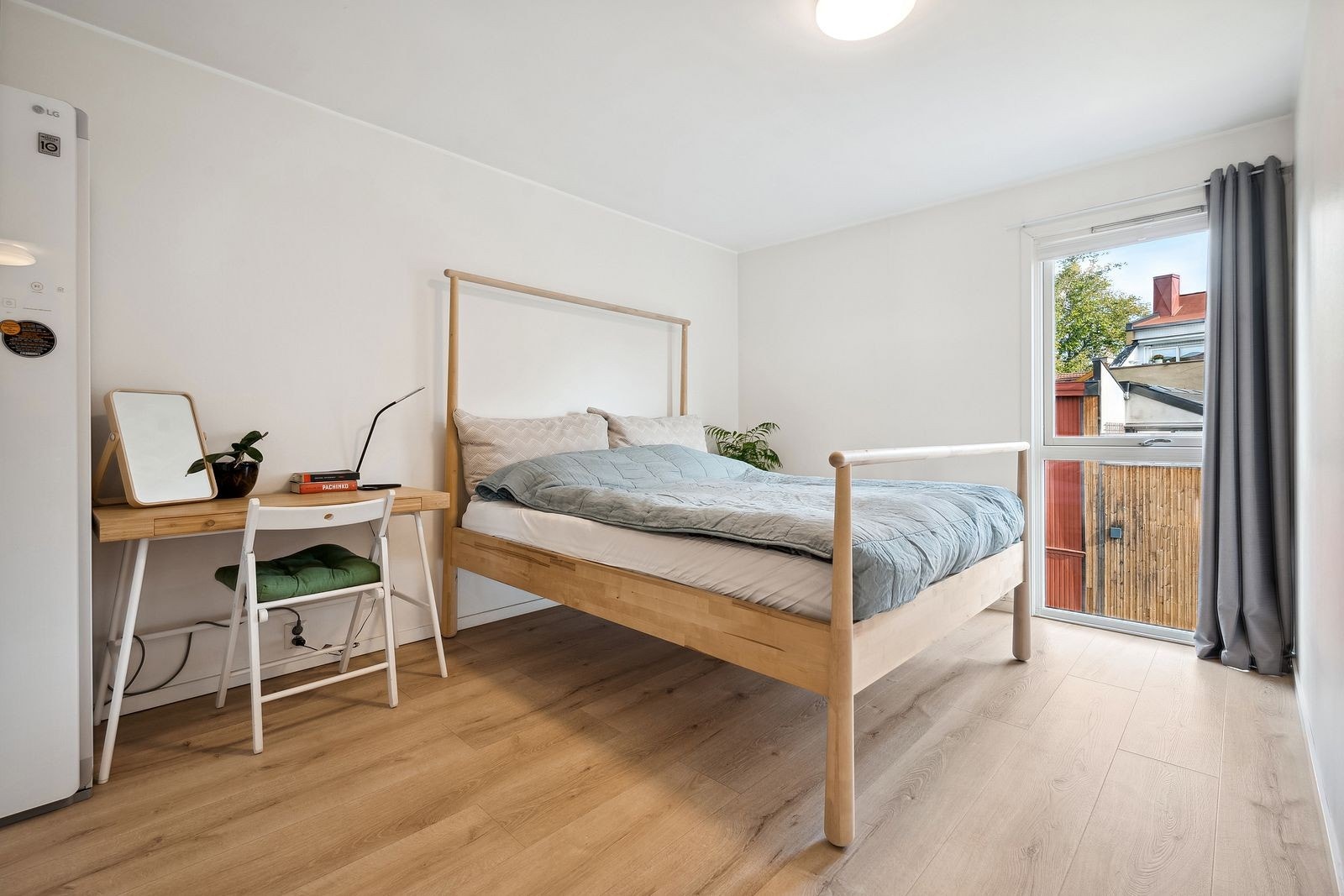 Alle soverommene er av god størrelse med plass til dobbeltseng og garderobe Galleribilde