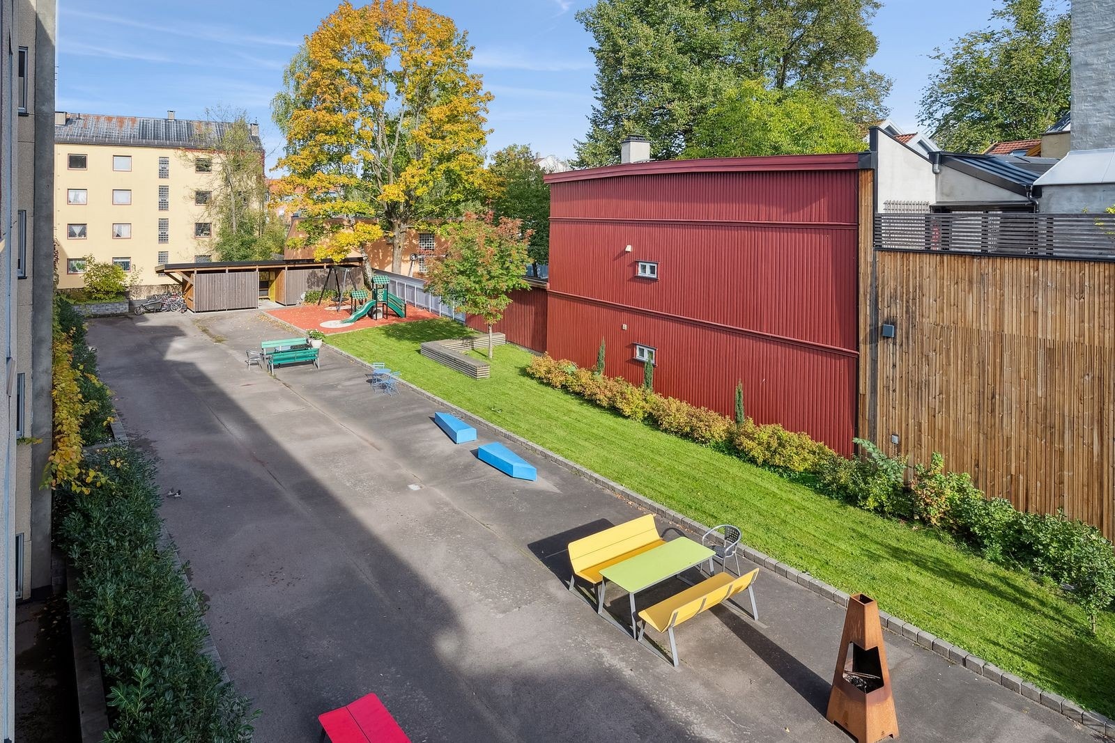 Deler av leiligheten vender mot en koselig og rolig bakgård Galleribilde