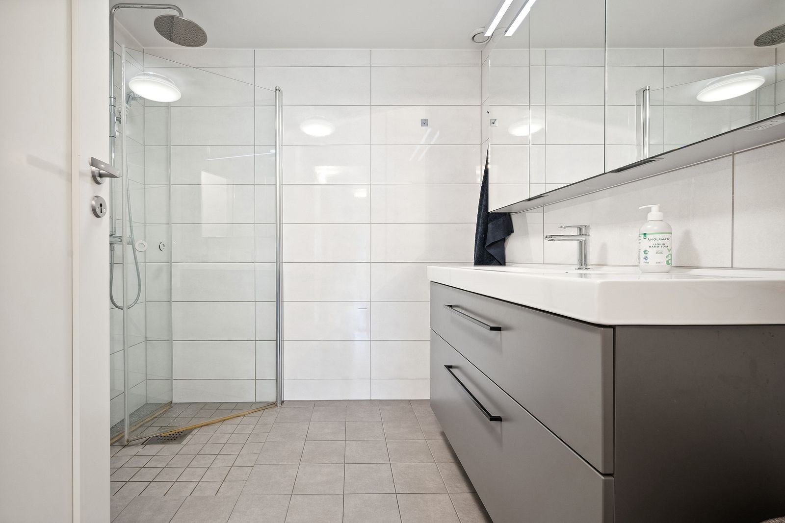 Fra entrèen er det tilgang til bad med dusj - WC i eget rom rett ved siden av Galleribilde