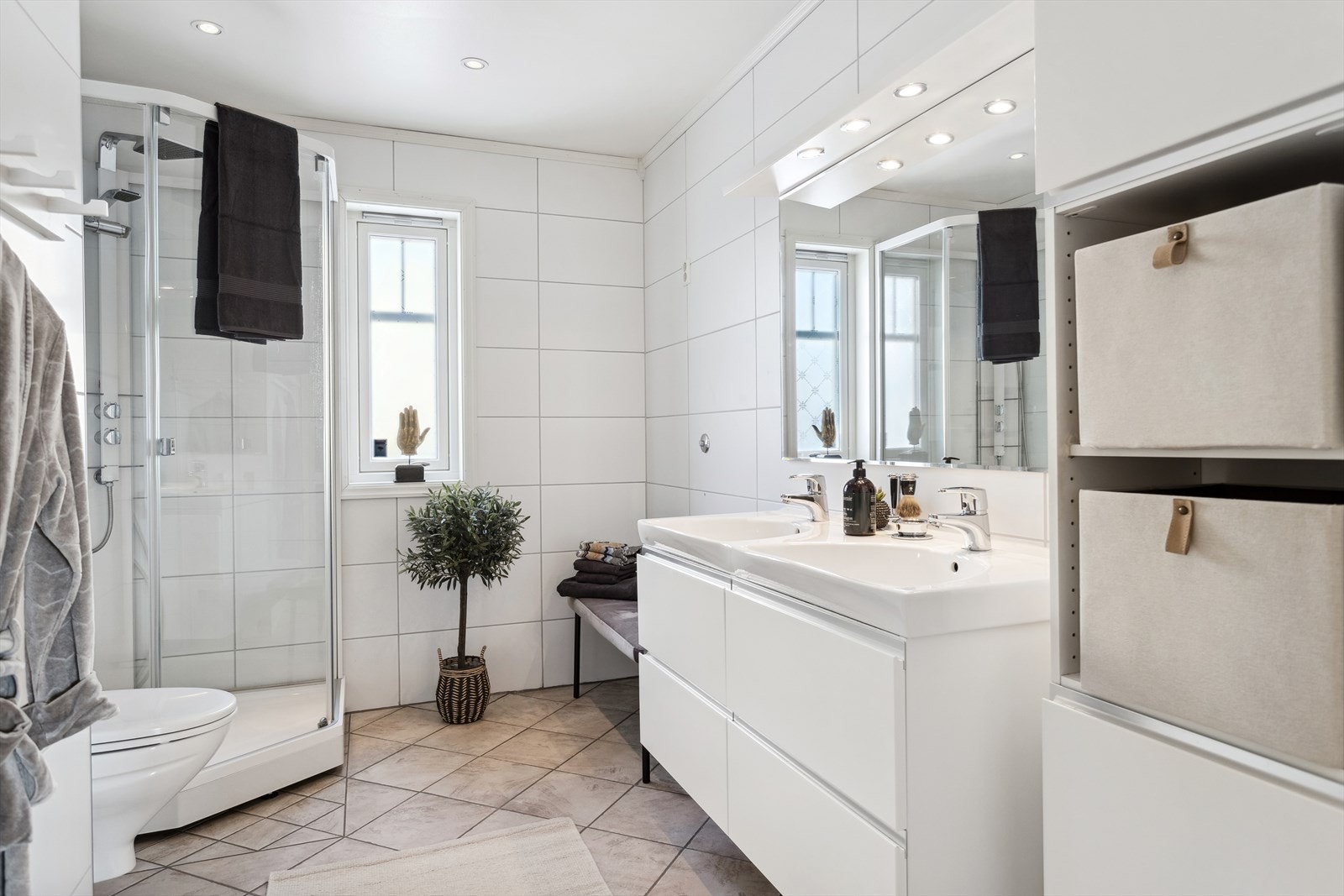 Badet er 7 kvm, og utstyrt med servantskap og servant, dusjkabinett, veggmontert wc og mekanisk avtrekk. Galleribilde