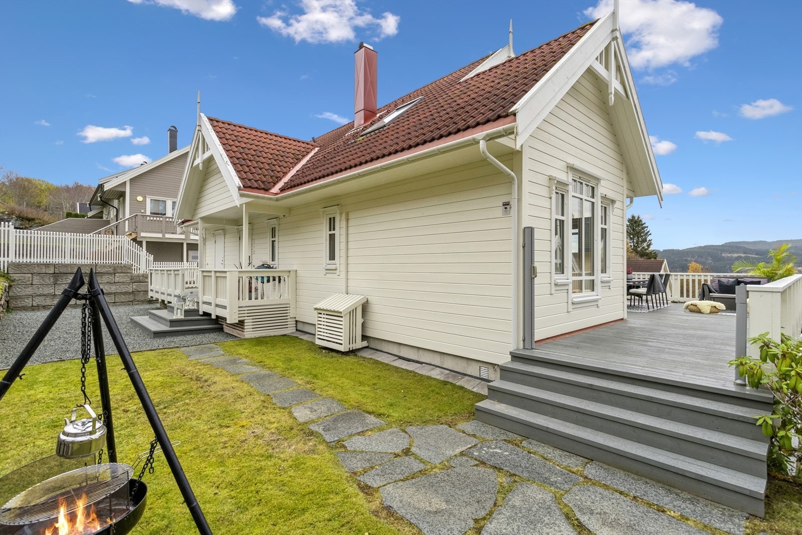 Selger opplyser om at det ble foretatt utvendig maling av 2 vegger sommeren 2023, og 2 andre veggene for ca 6 år siden. Galleribilde