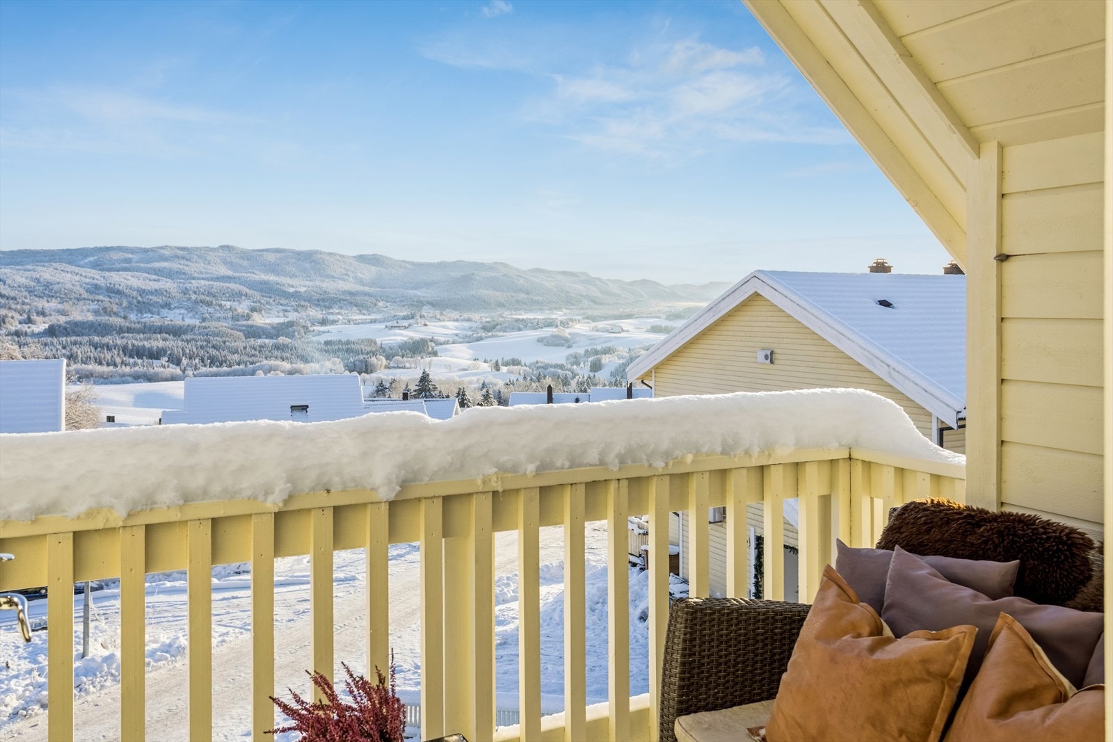 Fra stuen i 2. etasje har du adkomst til ytterligere en balkong med utsikt mot sør og øst. Galleribilde