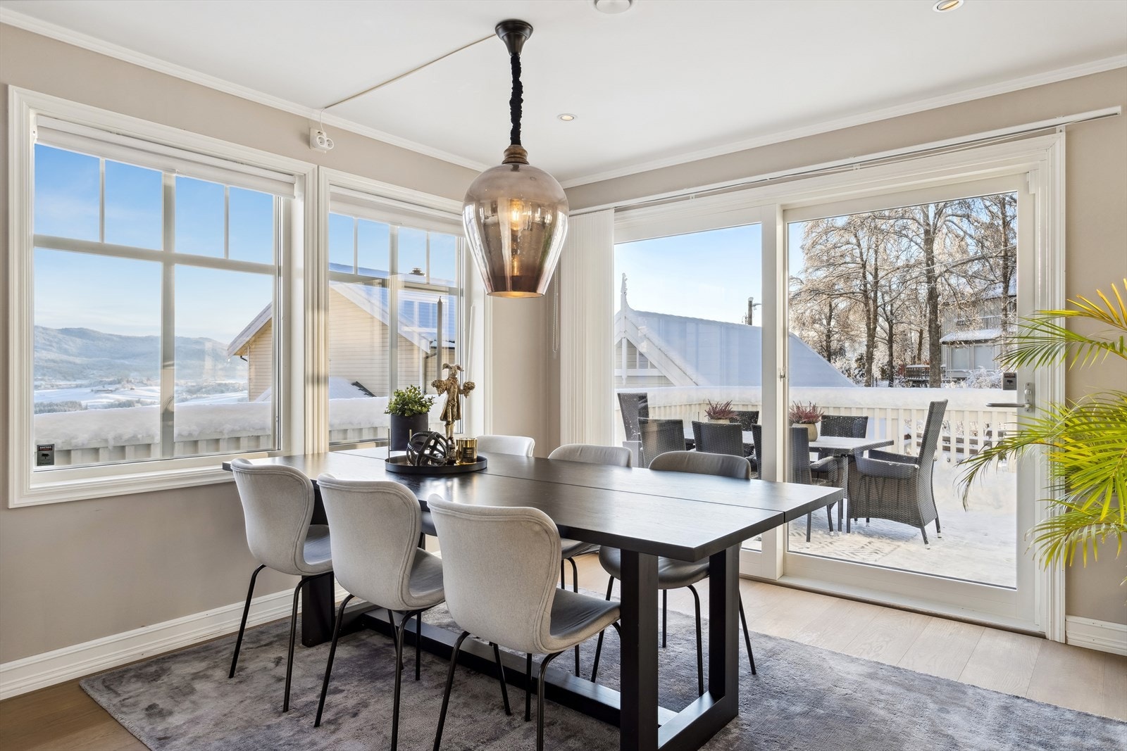 Allrommet har et behagelig areal med store vindusflater Galleribilde