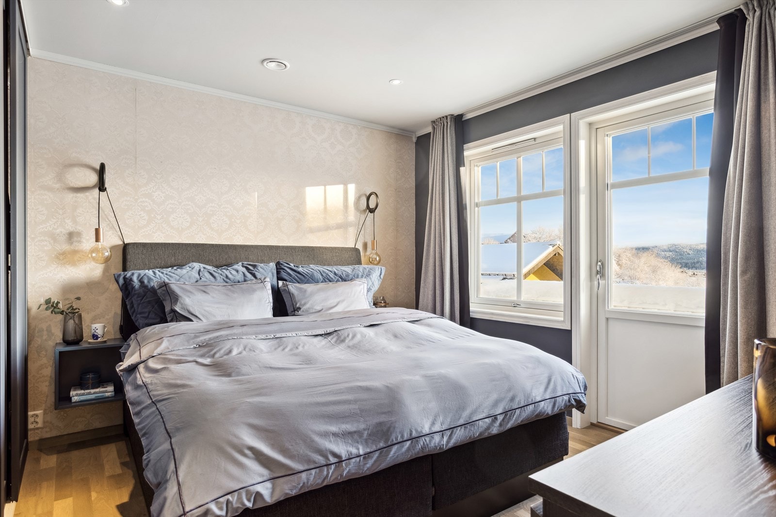 Fra hovedsoverommet har du egen utgang til en balkong på 5,5 kvm. Galleribilde