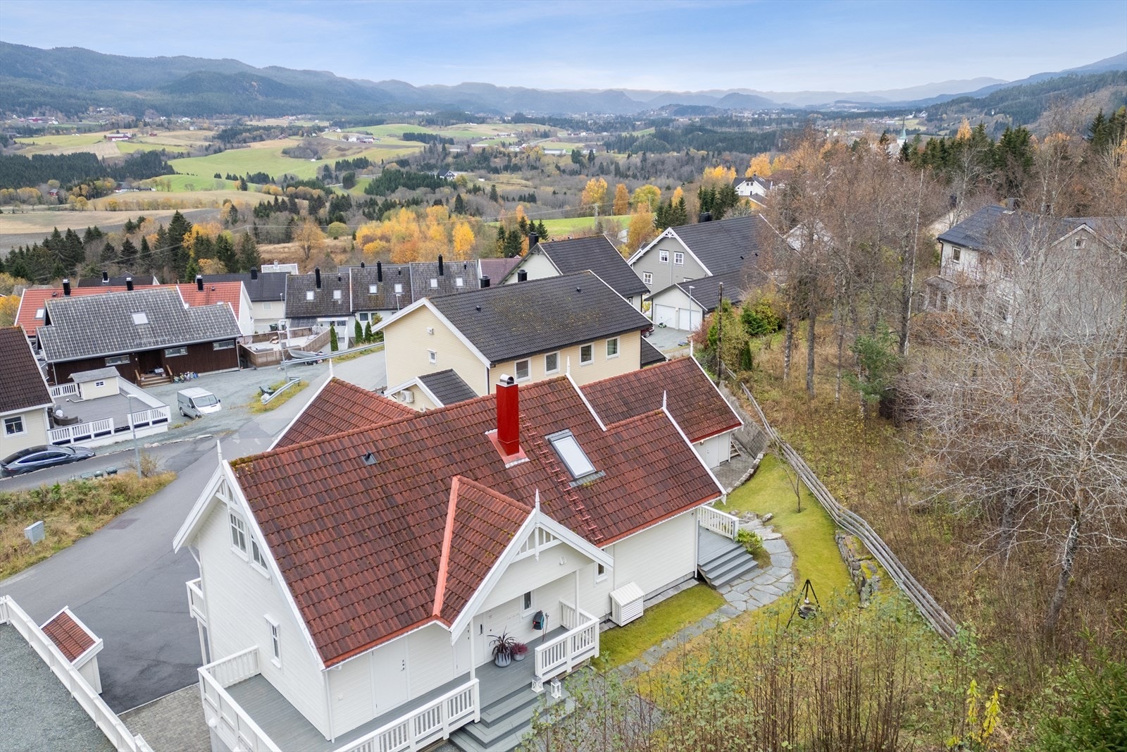Tomten har romslige uteareal som gir boltreplass for både store og små. Galleribilde