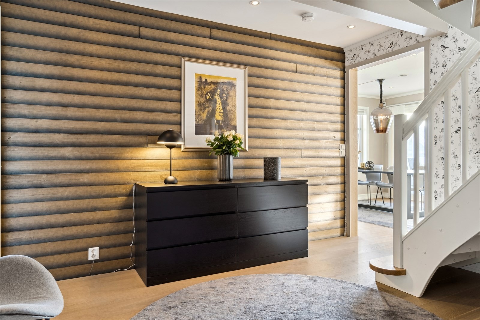 Entreen er romslig med parkett på gulv og innebygd skyvedørsgarderobe. Galleribilde