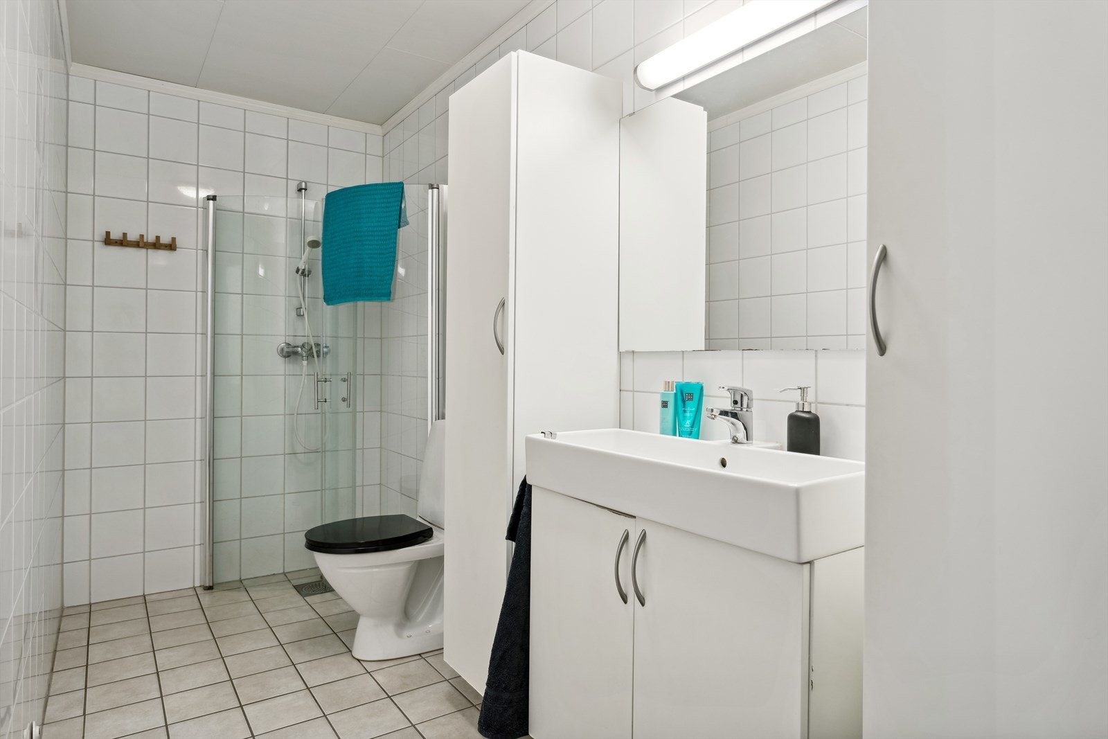 Badet er utstyrt med servantskap, servant, wc, opplegg for vaskemaskin, dusjnisje med innfellbare dusjdører og mekanisk avtrekk. Oppmålt til 6,5kvm. Galleribilde