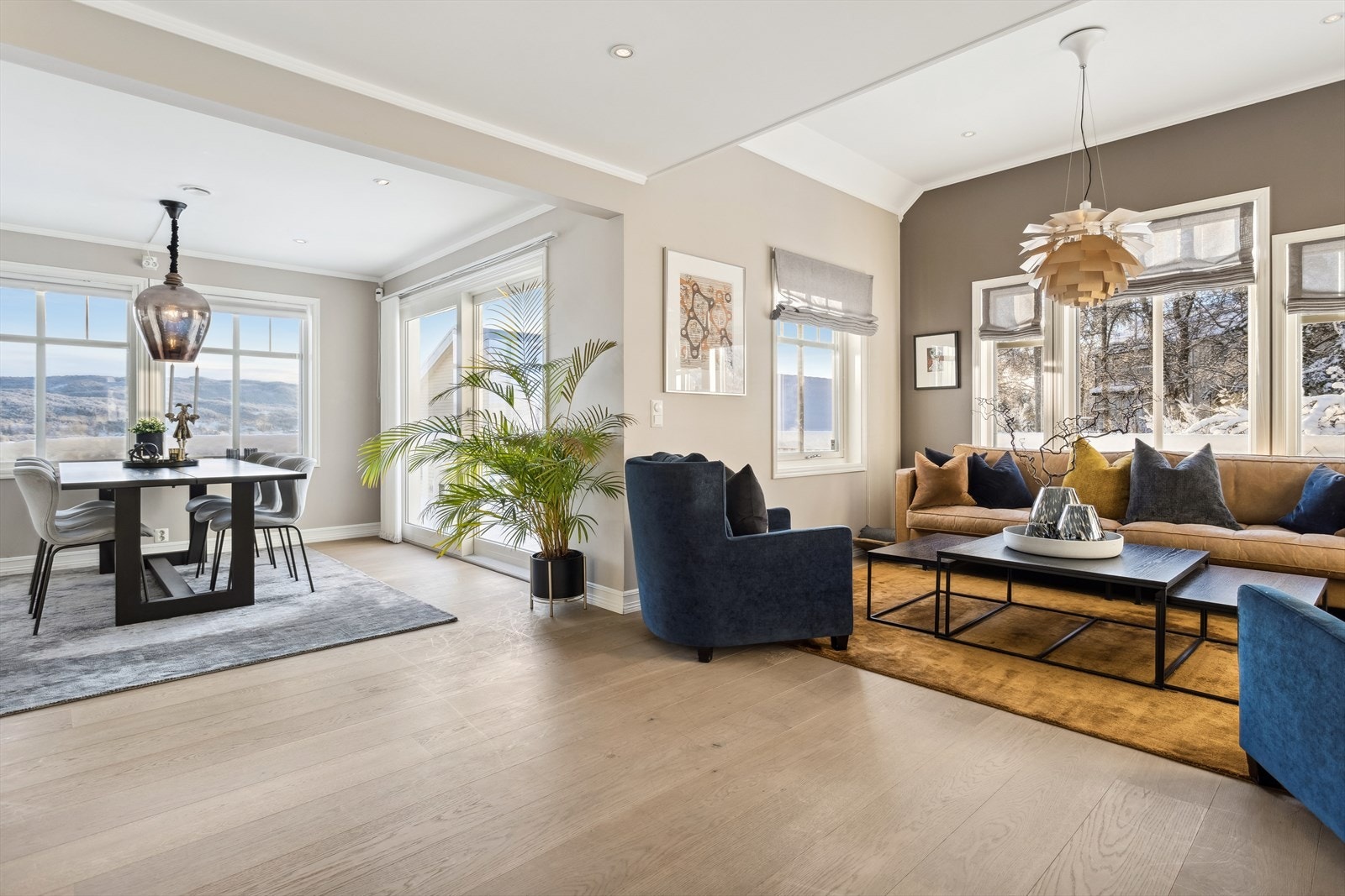 Den åpne stue-kjøkken løsningen i boligens hovedetasje strekker seg over hele 48 kvm. Galleribilde