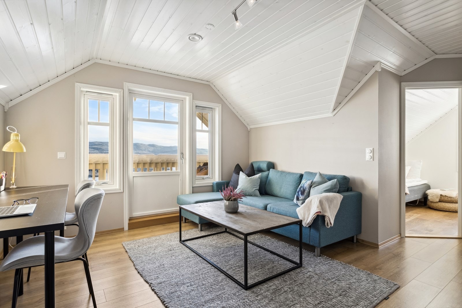 I boligens 2. etasje finner vi 3 soverom, stue, balkong, kott og bad. Galleribilde