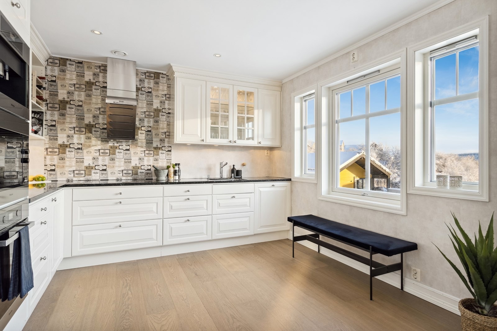 Takstmann har gjennomført en tilstandsvurdering av leiligheten i anledning salg, og har gitt kjøkkenet tilstandsgrad 1. Trygt og forutsigbart for en ny kjøper. Galleribilde