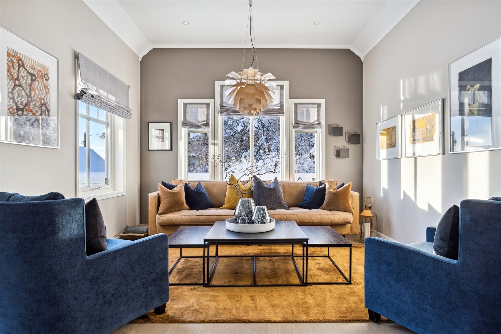 Boligen strekker seg over 3 plan og byr på blant annet utleiedel, 6 soverom, 3 romslige bad, eget vaskerom og garasje med innvendig bod Galleribilde