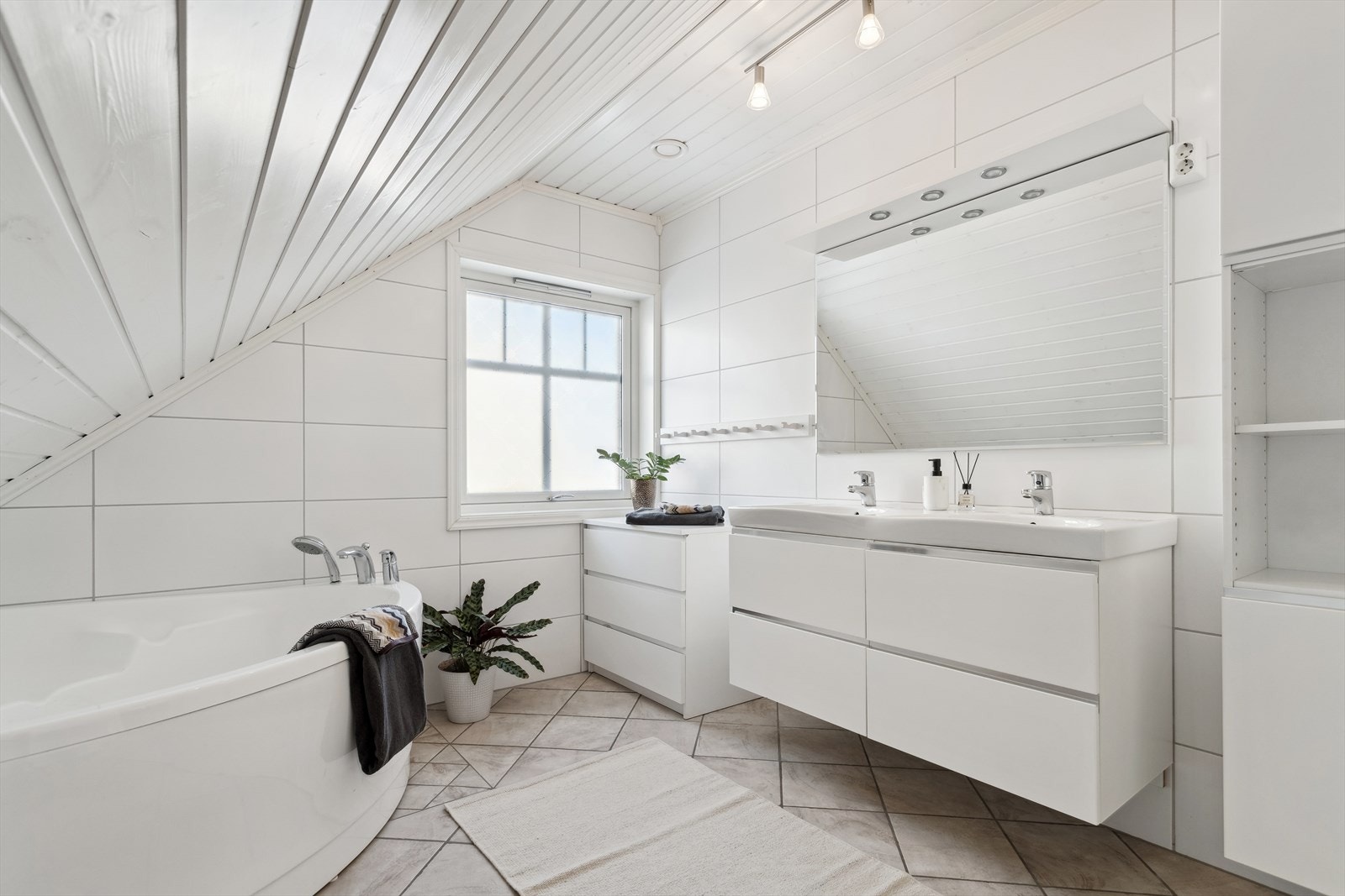 Badet er oppmålt til 6,7 kvm, med flis på gulv og flis på vegger Galleribilde