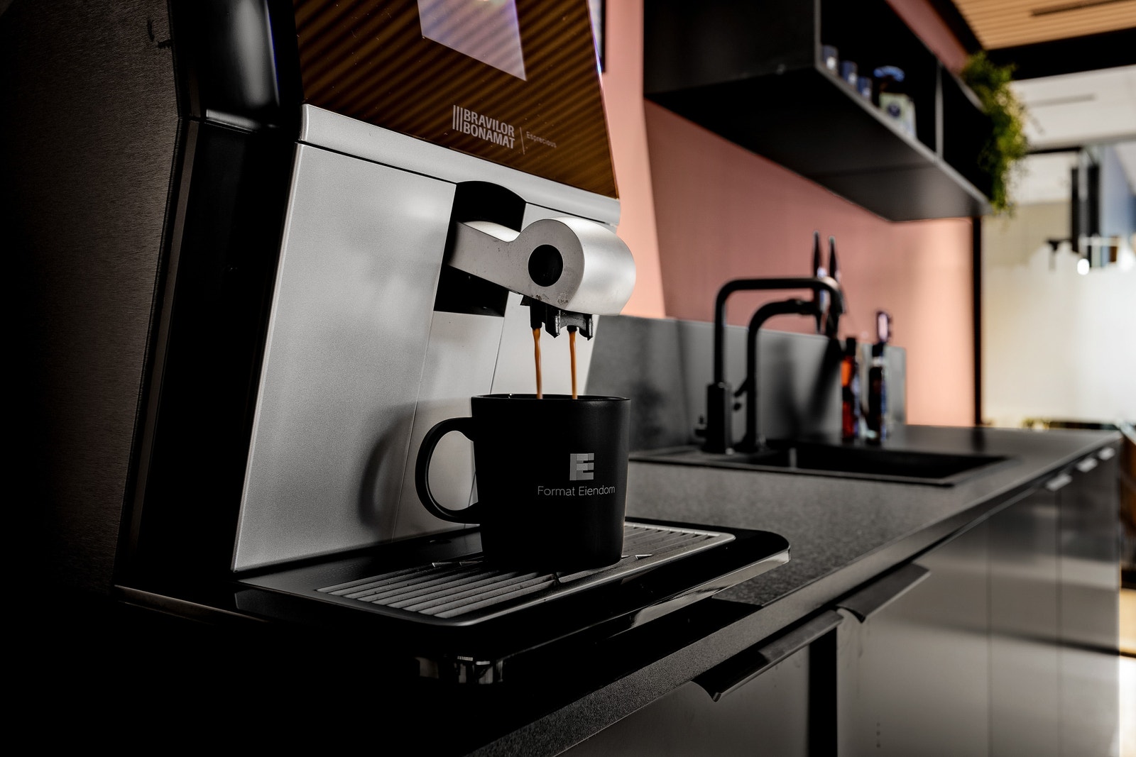 Nyt en god kopp kaffe og dagens aviser i minglingsområdet Galleribilde