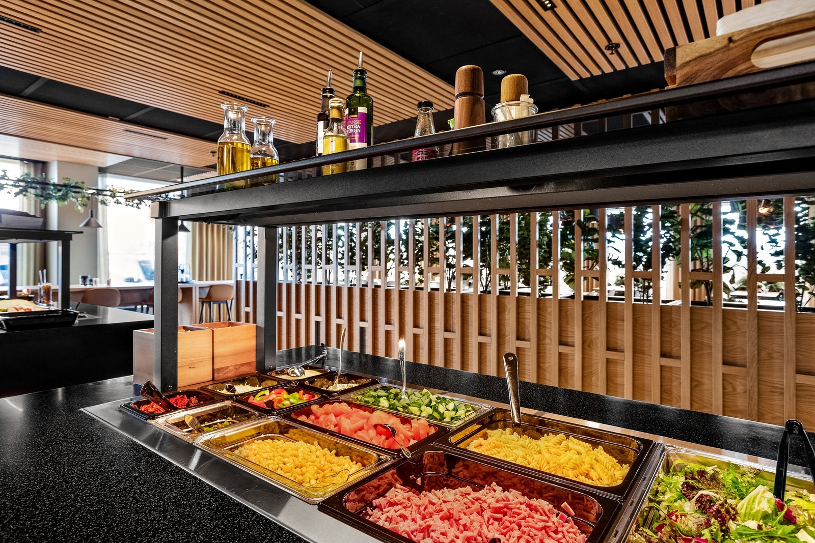 Kantine. Fersk og sunn mat hver dag, samt varmmat og overtidsmat. Galleribilde