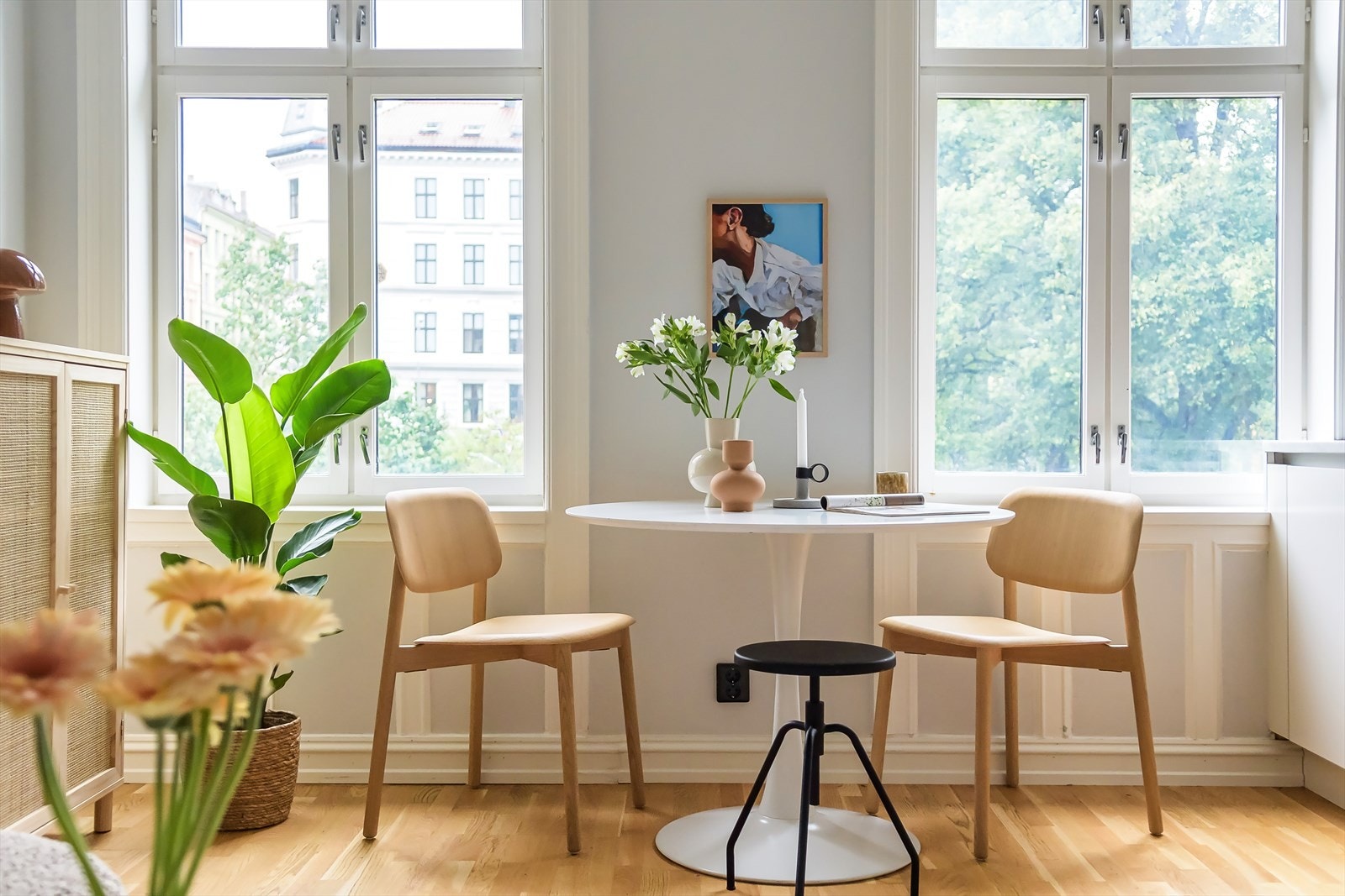 Lyse overflater og store vindusflater - En lys bolig med masse sjarm Galleribilde