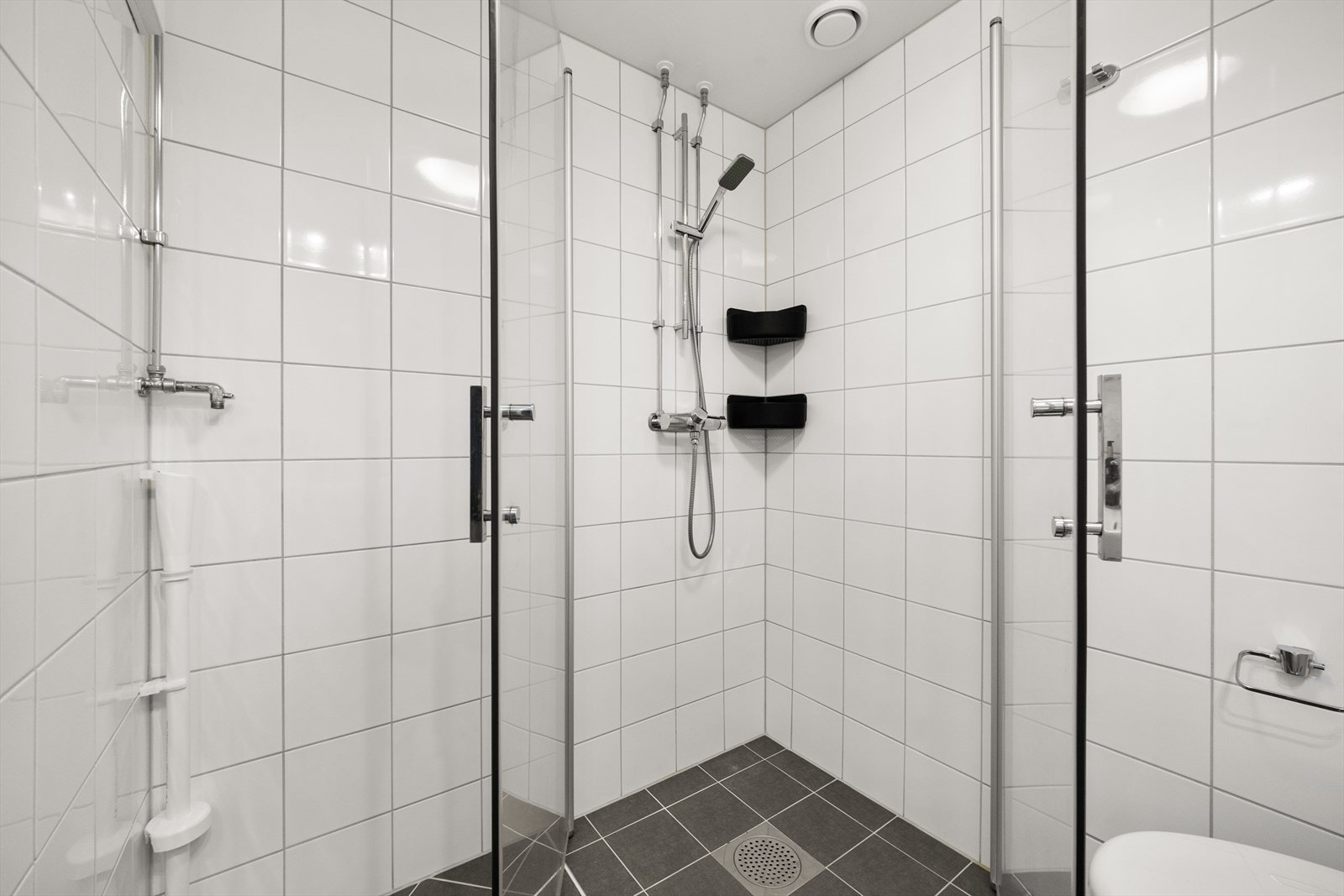 Badet er utstyrt ,ed dusjhjørne, WC, servant i innredning, og har opplegg for vaskemaskin,. Galleribilde