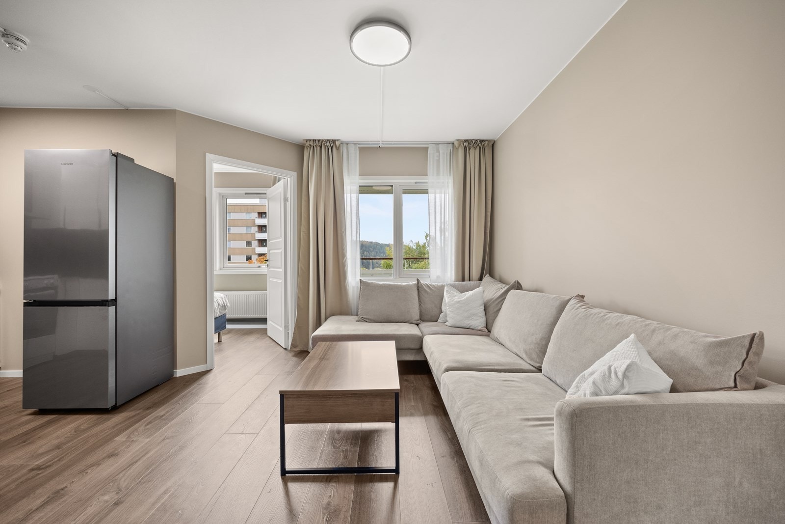 Delvis åpen stue- og kjøkkenløsning. Galleribilde