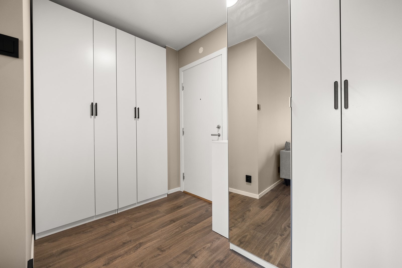 Entréen har godt med oppbevaringsmuligheter. Galleribilde