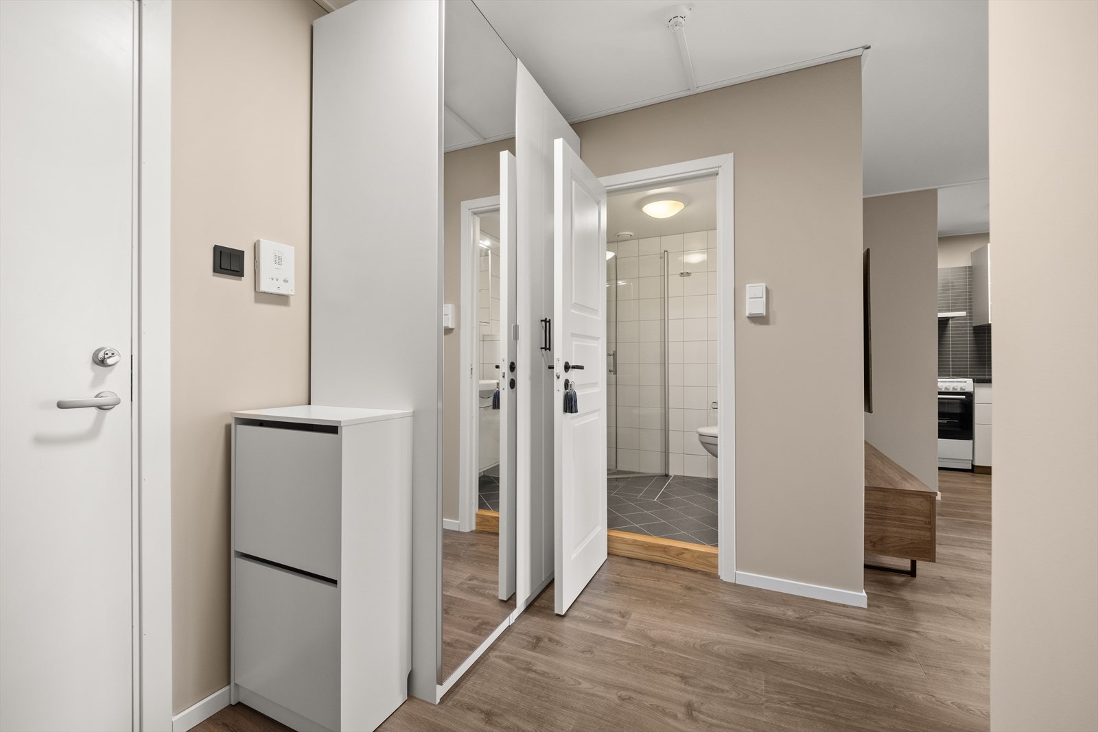 Leiligheten har nymalte vegger og flott nytt gulv. Galleribilde