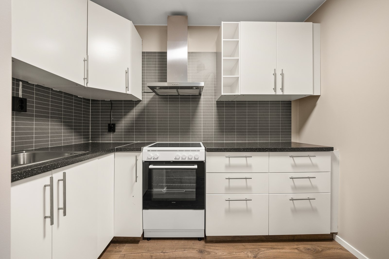 Lyst og pent kjøkken. Galleribilde