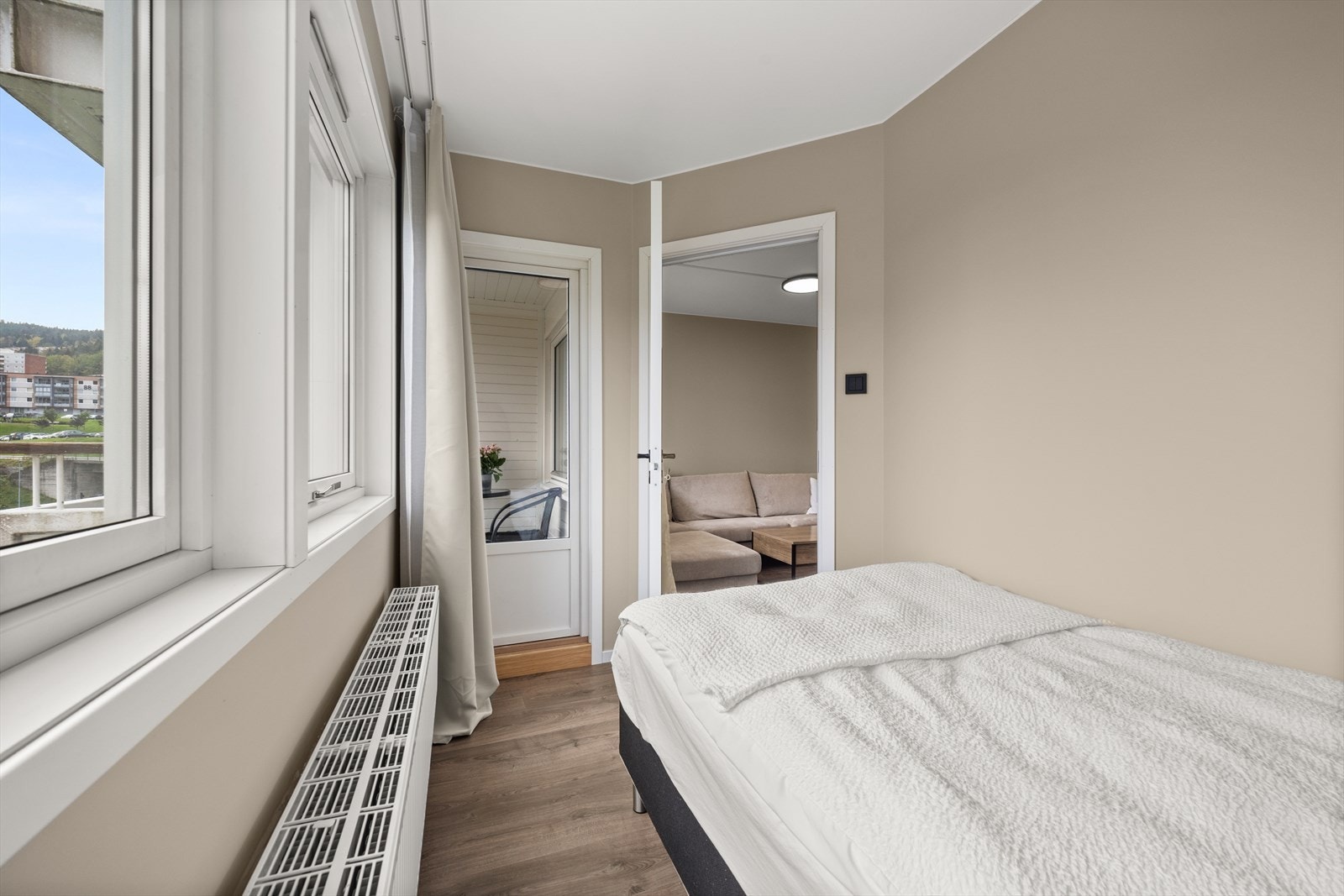 Soverom med to store vinduer, samt utgang til balkong. Galleribilde