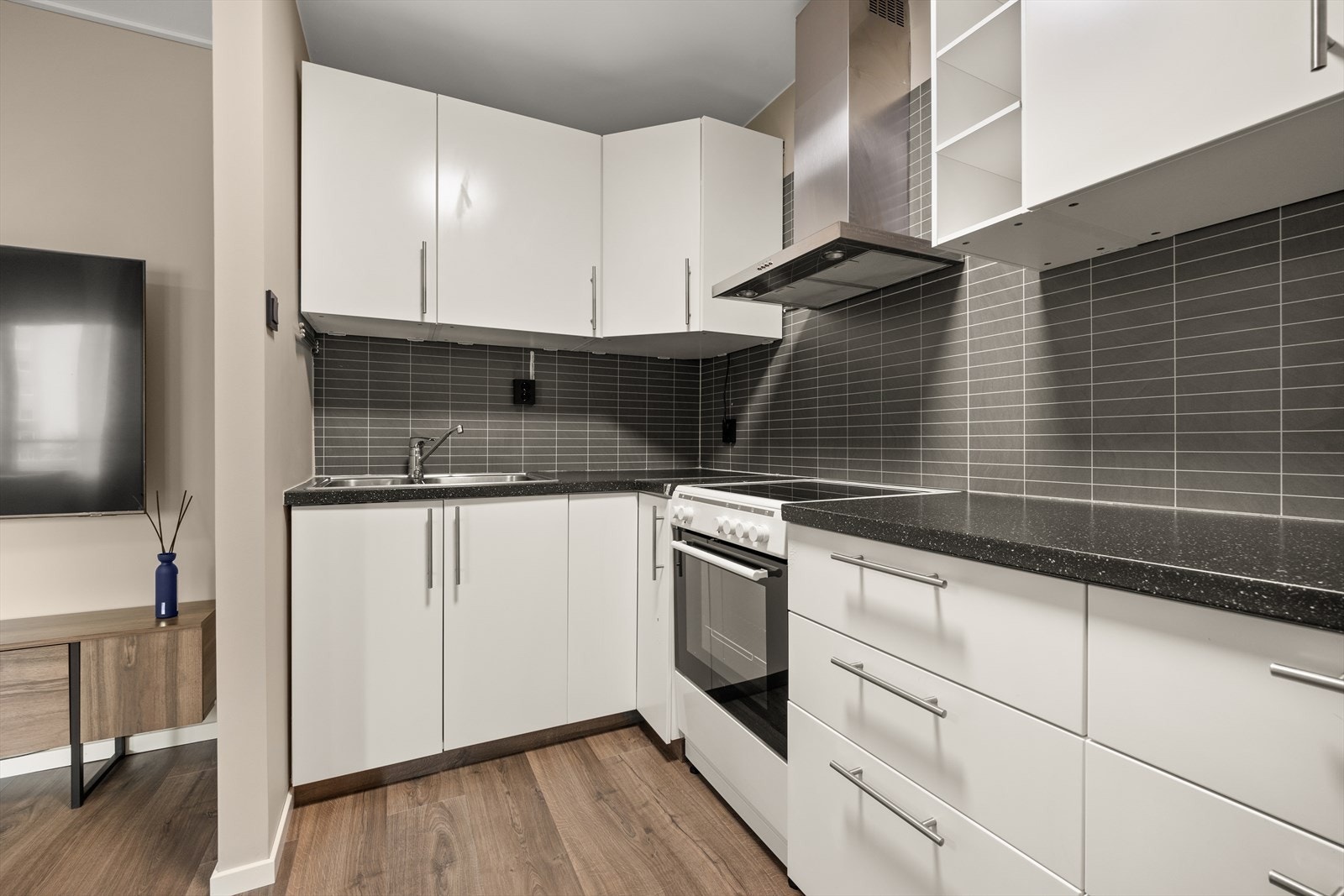 Kjøkkenet har godt med skap- og benkeplass. Galleribilde