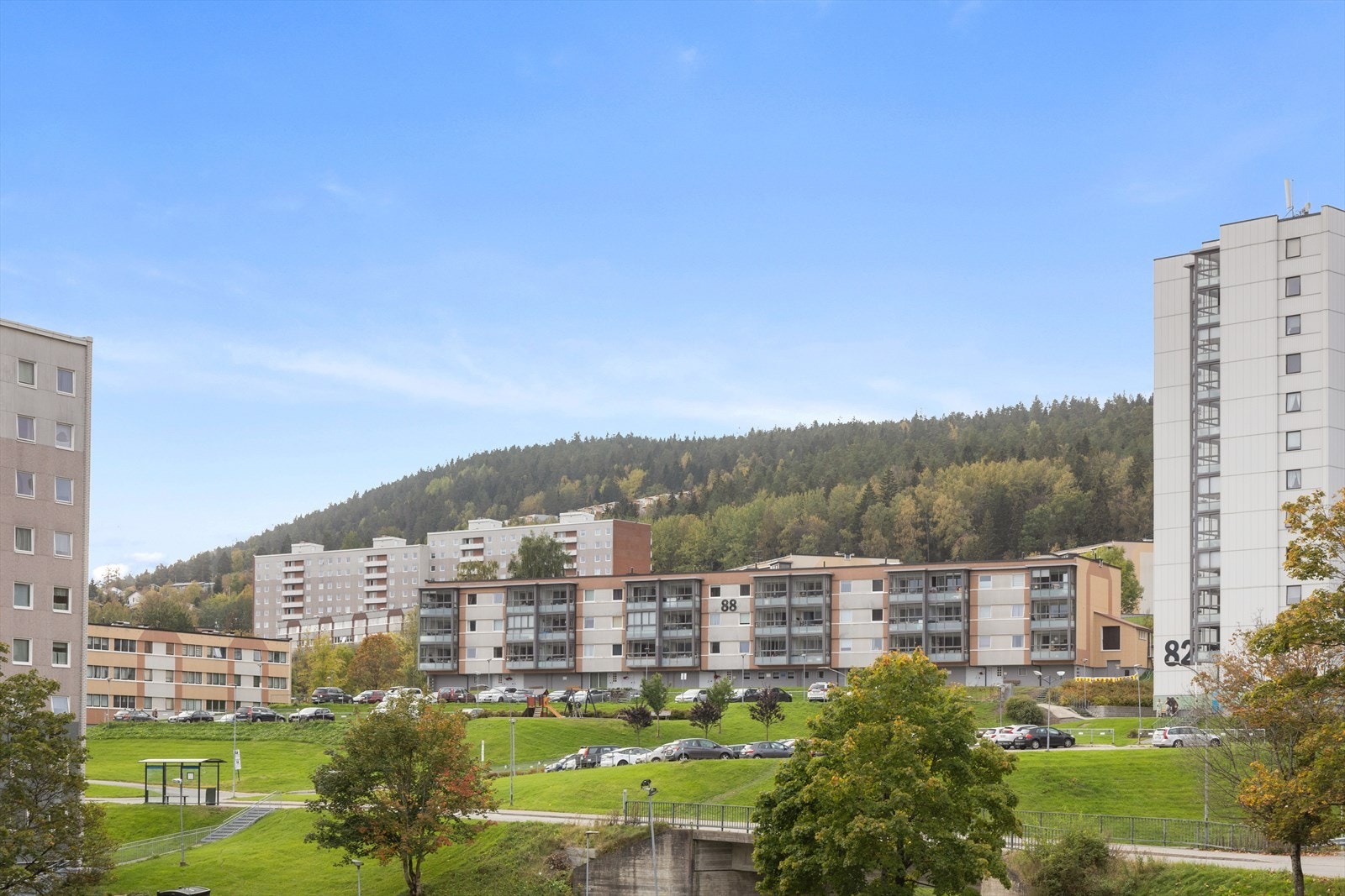 Fra boligen er det kort vei til Fjell og Galterud skole, barnehage, Kiwi, buss, turområder mm. Galleribilde