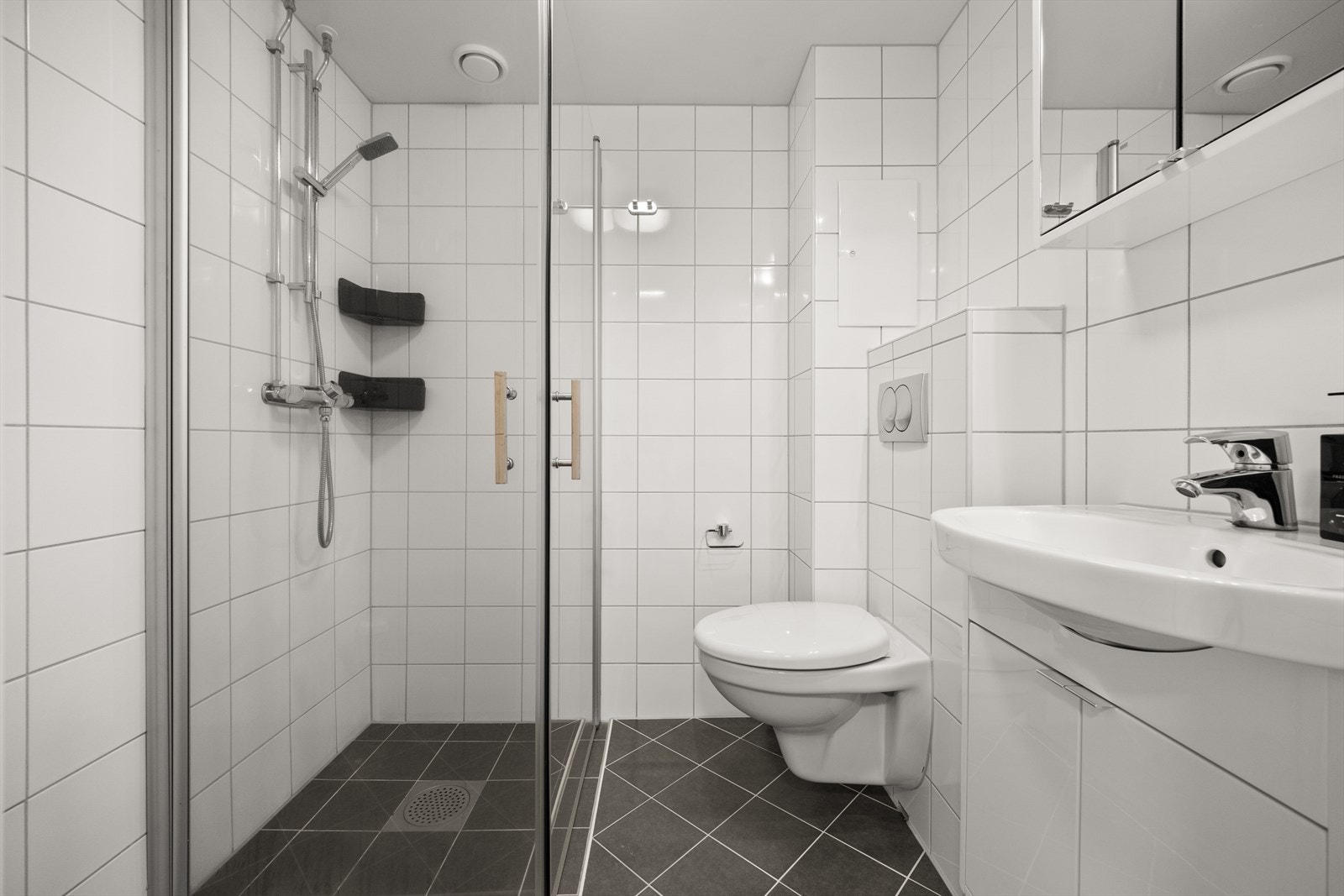 Moderne bad pusset opp i 2014, i regi av borettslaget. Galleribilde