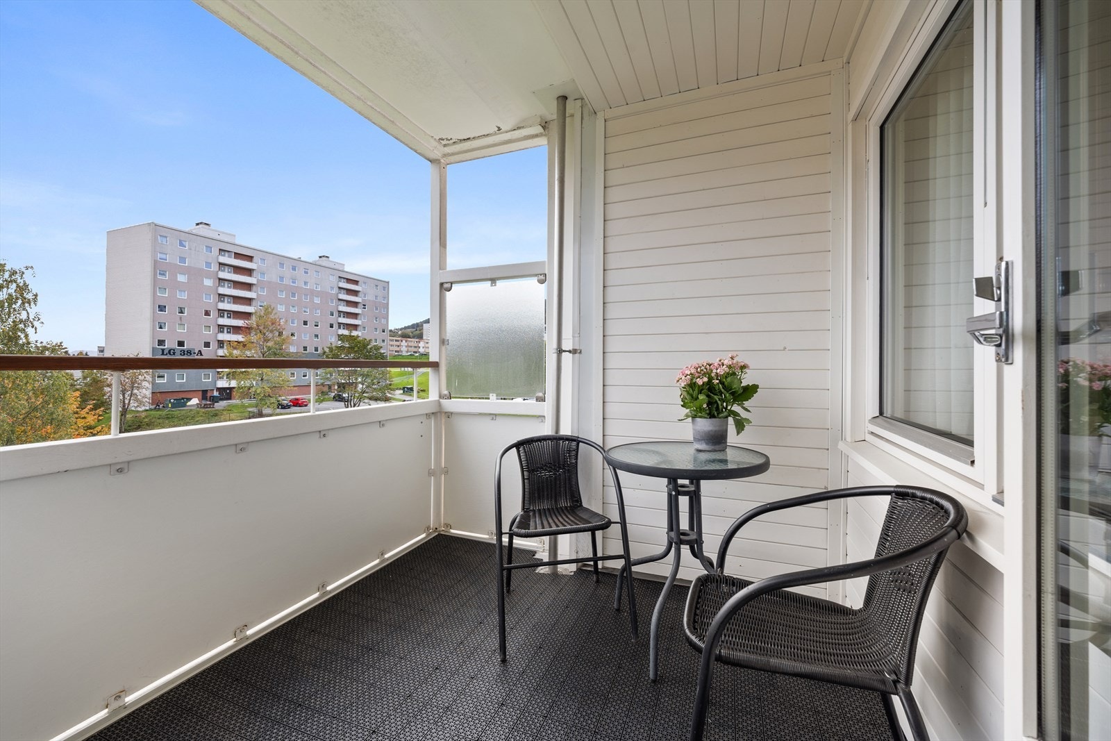 Skjermet balkong med gode innredningsmuligheter. Galleribilde